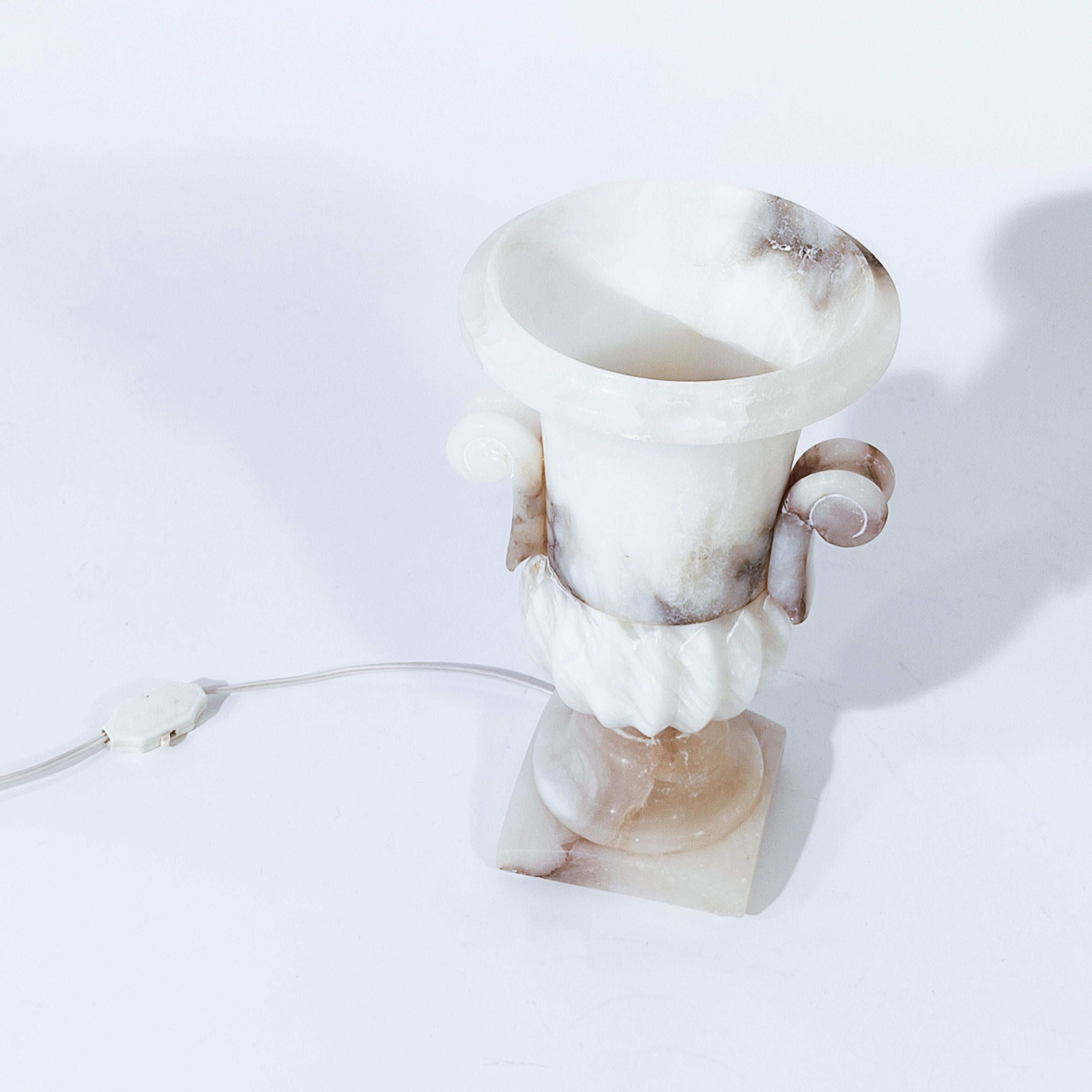 Estilo neoclásico. Lámpara de mesa de alabastro veteado, Francia, años 40 Tallado a mano en venta