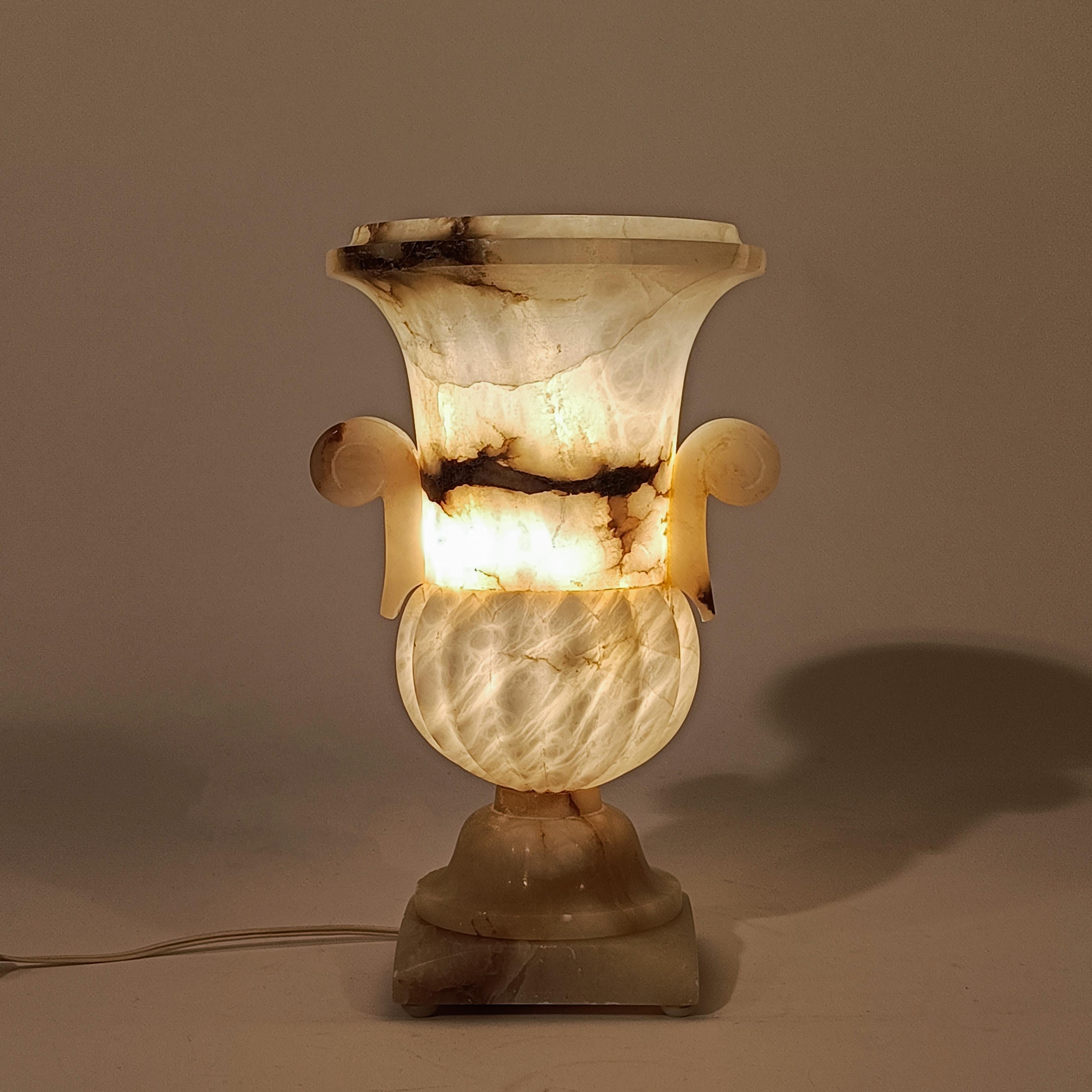 Estilo neoclásico. Lámpara de mesa de alabastro veteado, Francia, años 40 en Bueno estado para la venta en SANT ADRIÀ DE BESÒS, ES