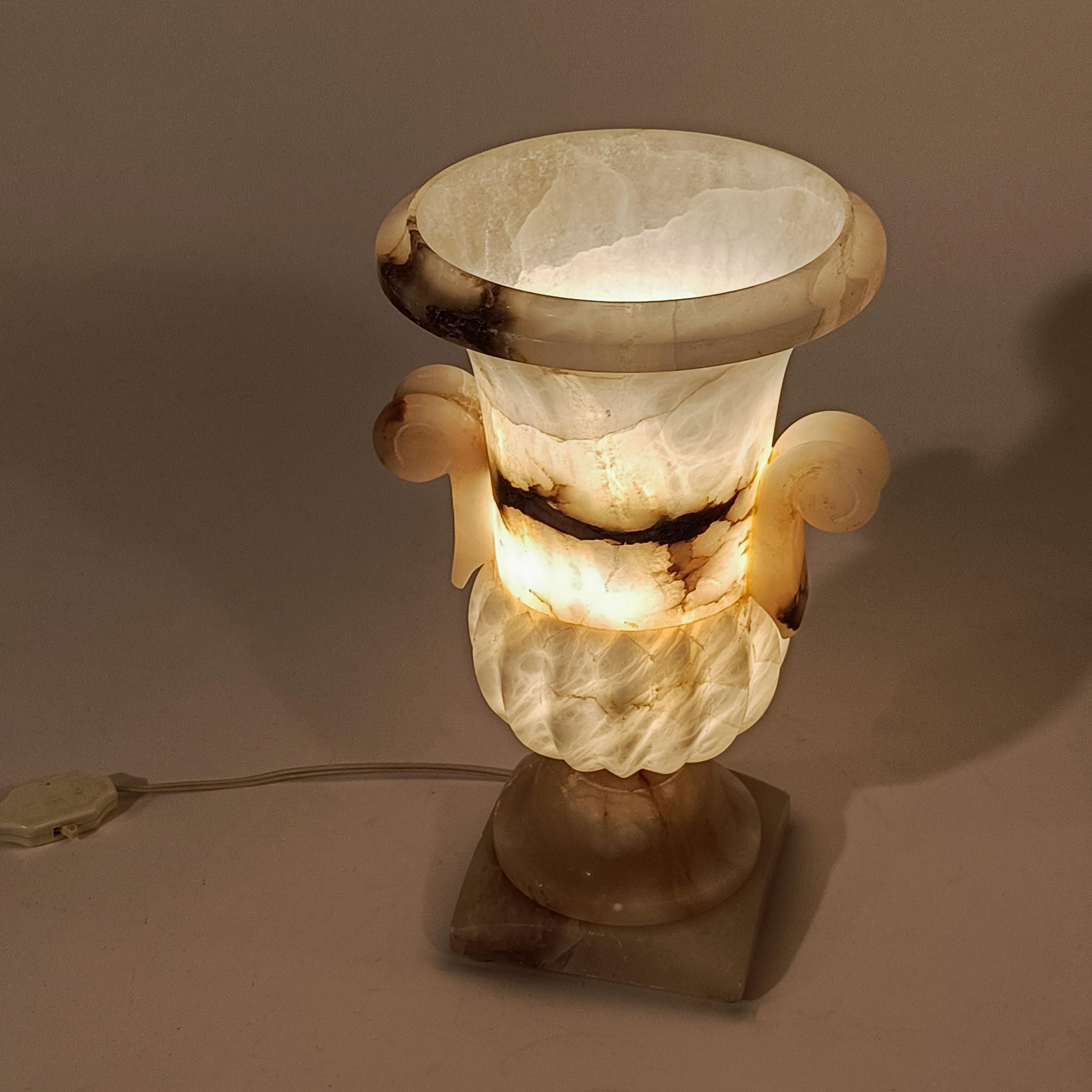 Estilo neoclásico. Lámpara de mesa de alabastro veteado, Francia, años 40 mediados del siglo XX en venta