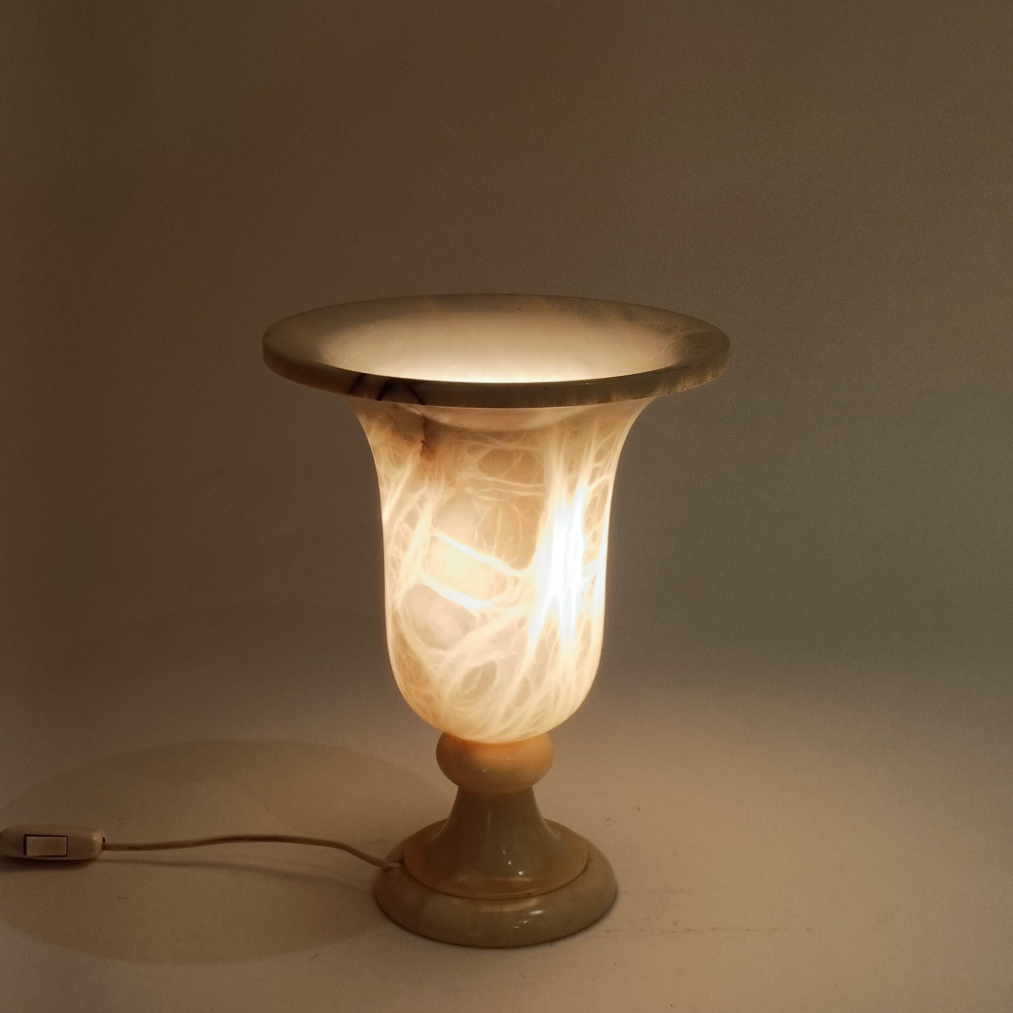 Stile neoclassico. Lampada da tavolo in alabastro venato, Spagna, anni '60 del XX secolo in vendita 2