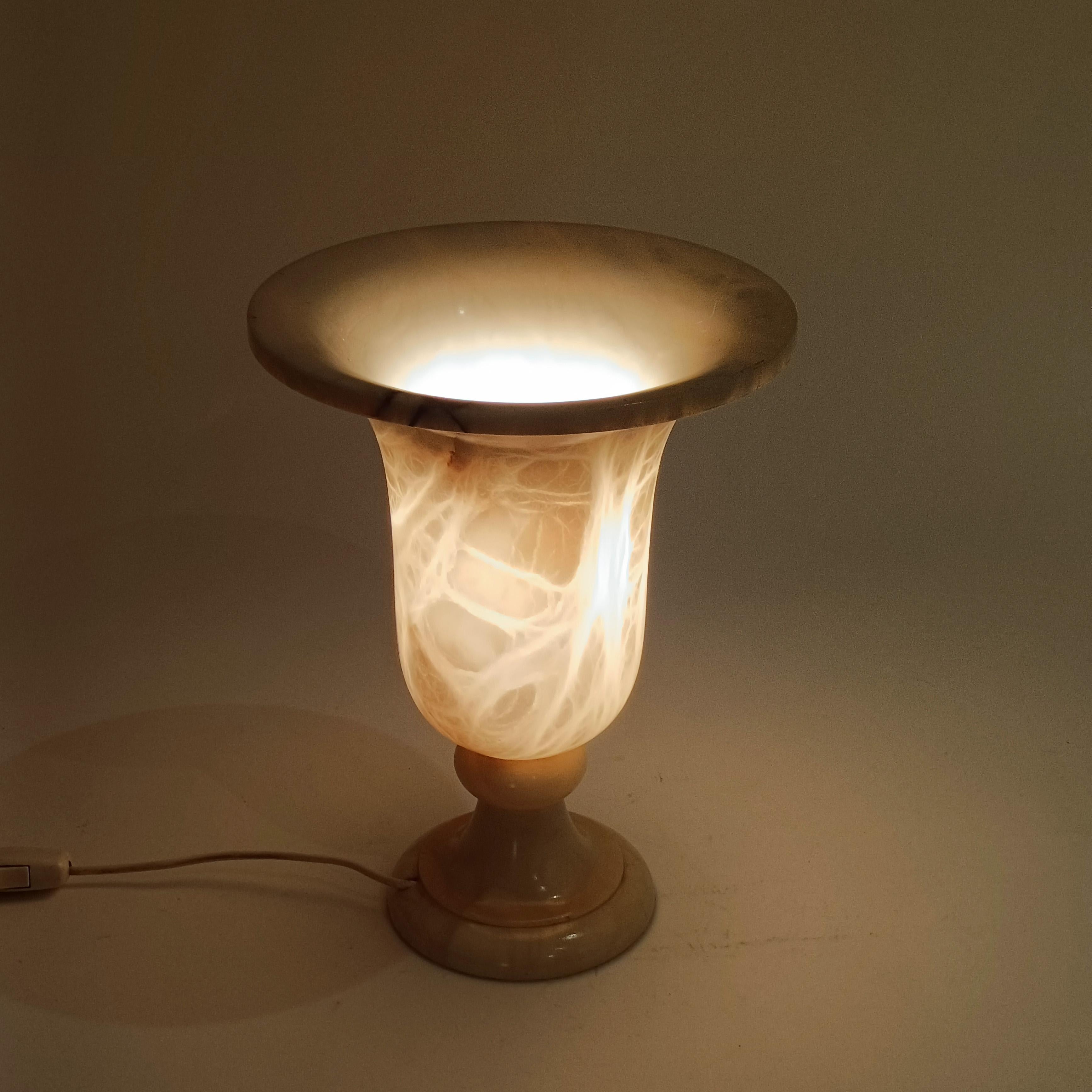 Stile neoclassico. Lampada da tavolo in alabastro venato, Spagna, anni '60 del XX secolo in vendita 3