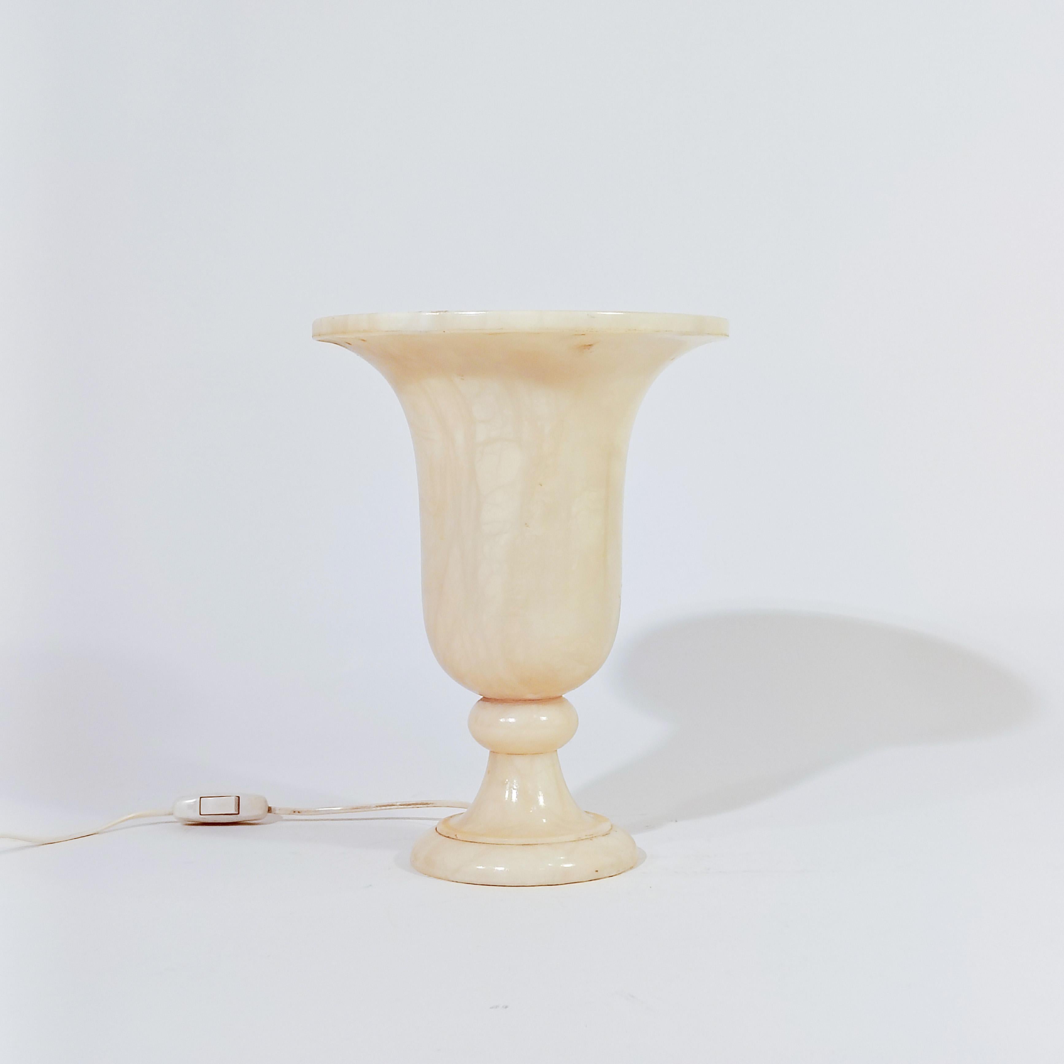 Lampada da tavolo in alabastro spagnolo degli anni '60. In stile neoclassico e Art Déco, questa lampada è realizzata in alabastro venato e tornito e lavorato in rilievo a forma di vaso, offrendo un effetto di luce morbida e calda attraverso questo