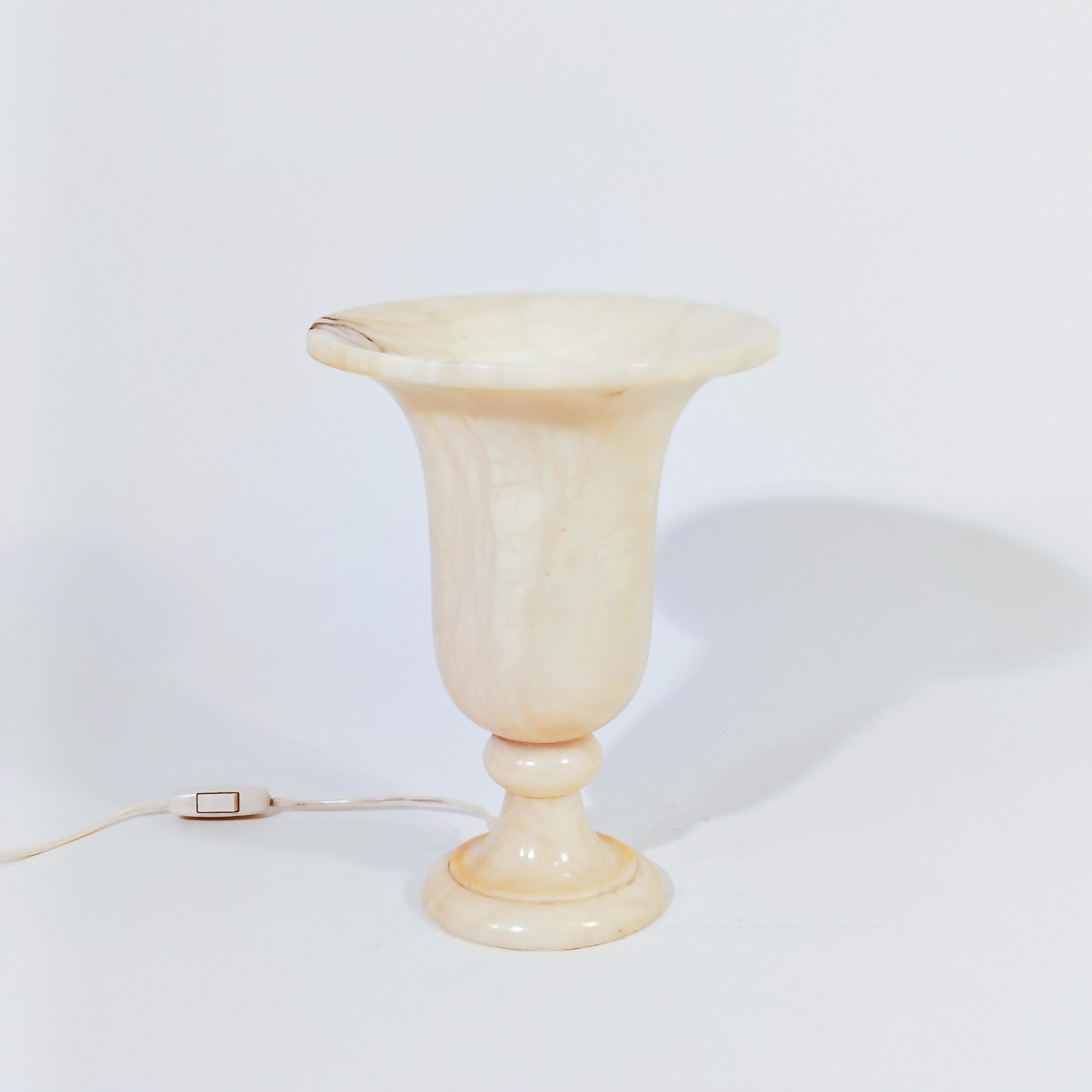 Neoclassico Stile neoclassico. Lampada da tavolo in alabastro venato, Spagna, anni '60 del XX secolo in vendita