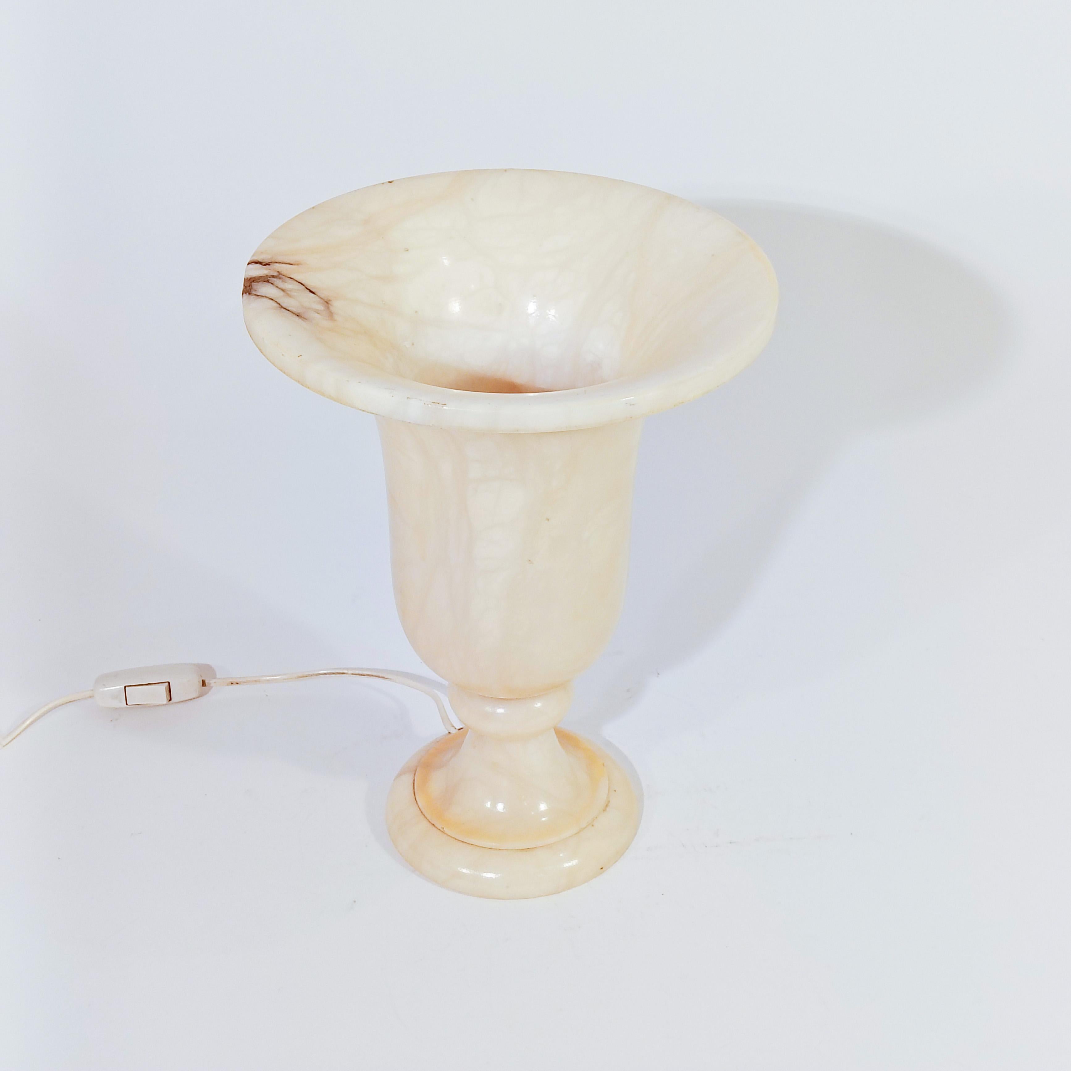 Spagnolo Stile neoclassico. Lampada da tavolo in alabastro venato, Spagna, anni '60 del XX secolo in vendita