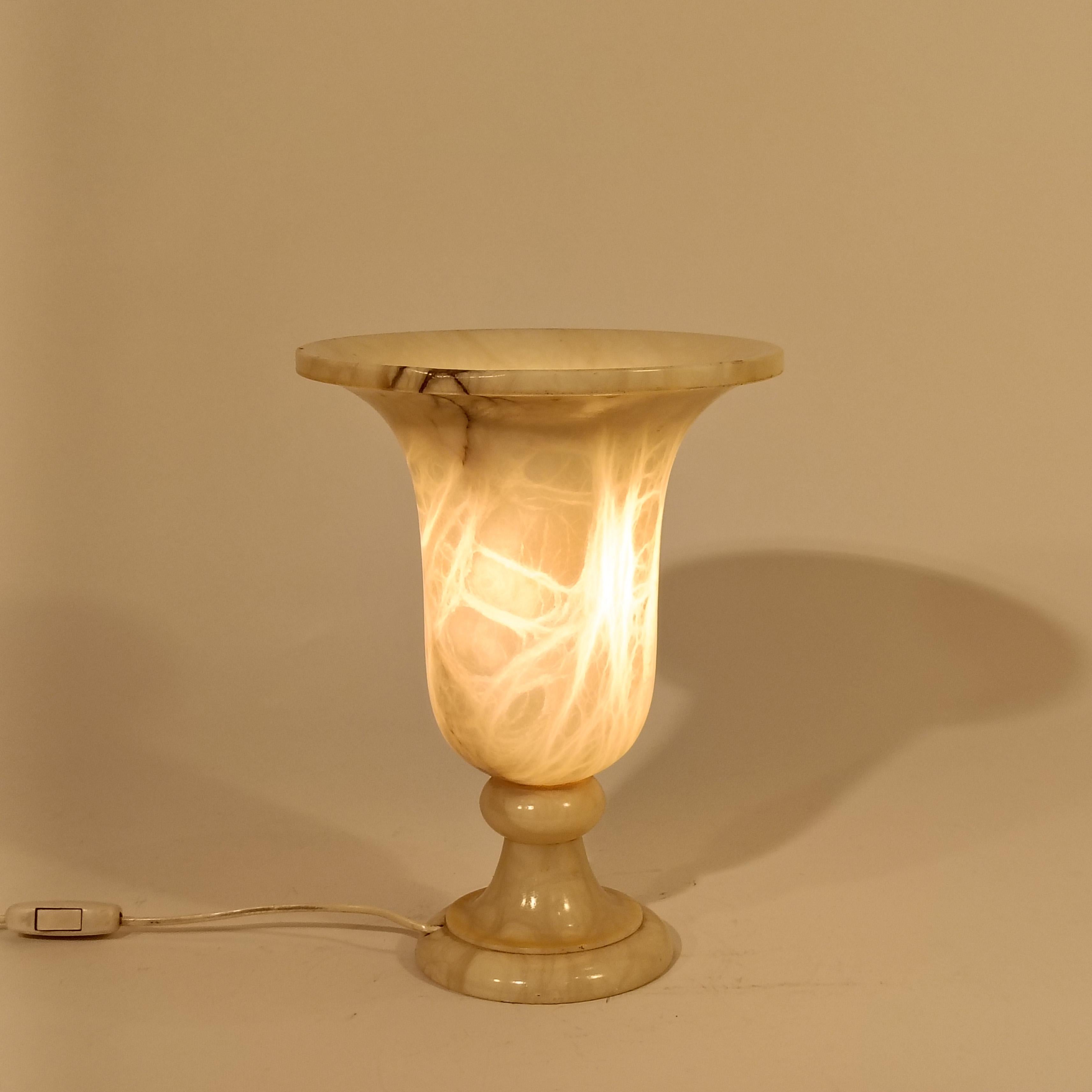 Stile neoclassico. Lampada da tavolo in alabastro venato, Spagna, anni '60 del XX secolo In condizioni ottime in vendita a SANT ADRIÀ DE BESÒS, ES