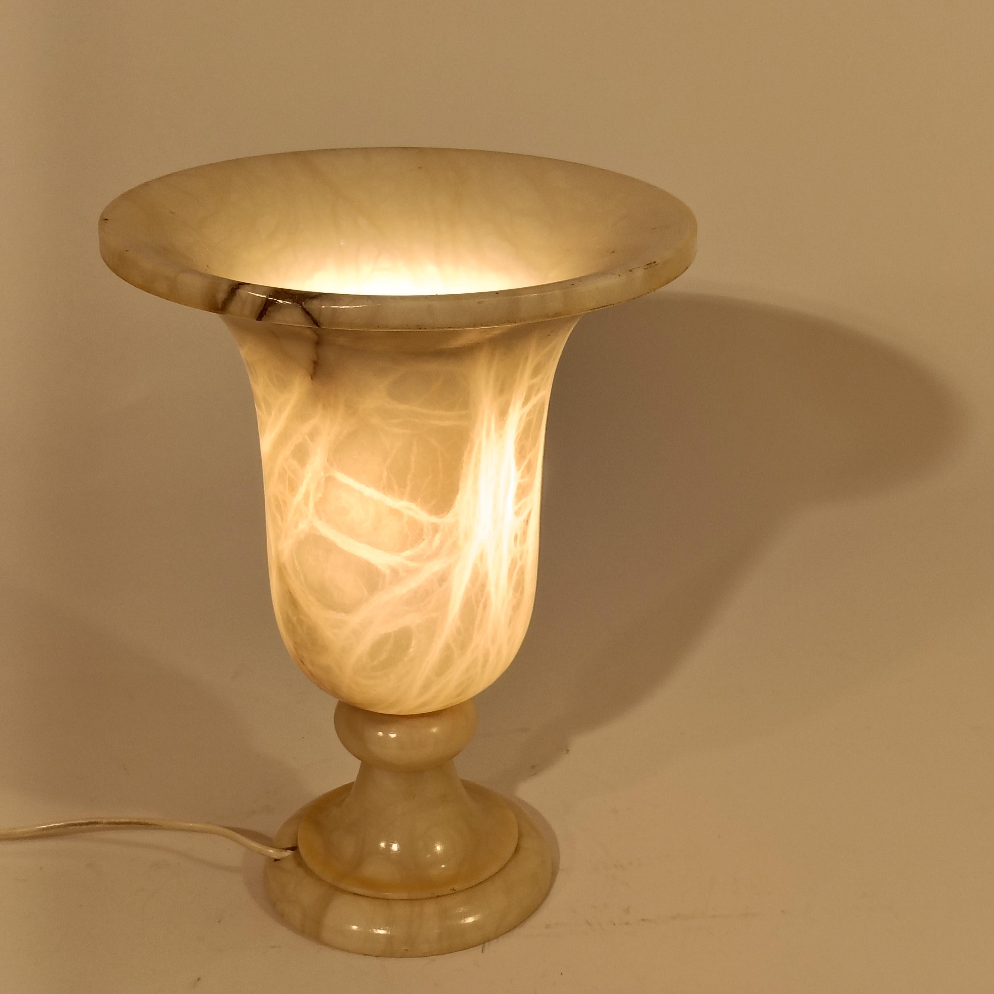 Metà XX secolo Stile neoclassico. Lampada da tavolo in alabastro venato, Spagna, anni '60 del XX secolo in vendita