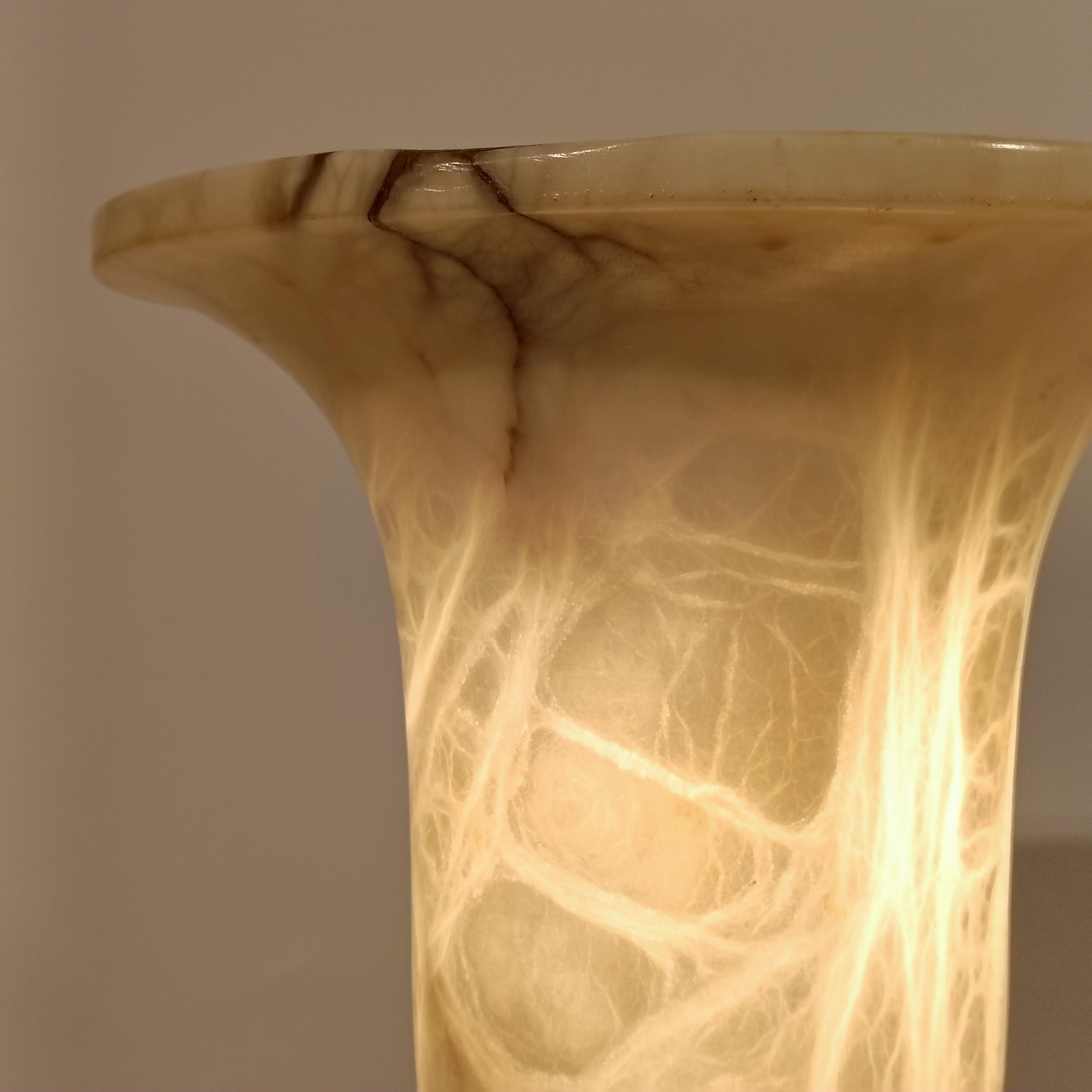 Alabastro Stile neoclassico. Lampada da tavolo in alabastro venato, Spagna, anni '60 del XX secolo in vendita