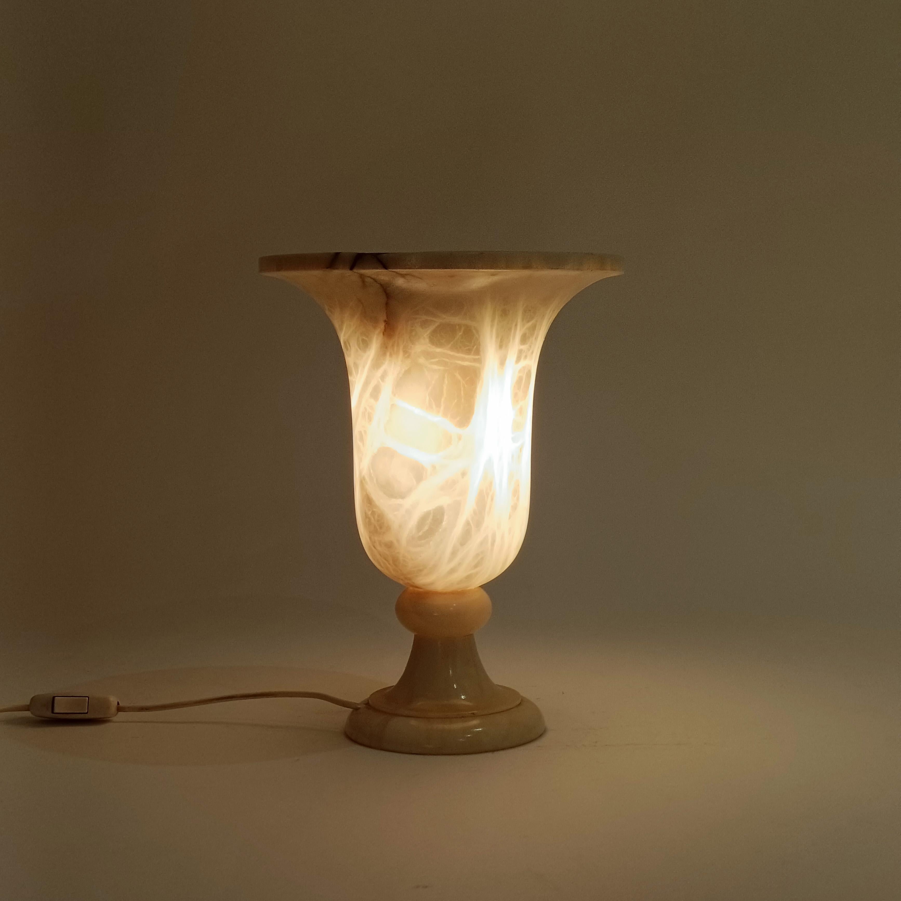 Stile neoclassico. Lampada da tavolo in alabastro venato, Spagna, anni '60 del XX secolo in vendita 1
