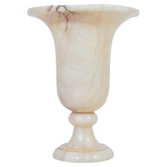 Stile neoclassico. Lampada da tavolo in alabastro venato, Spagna, anni '60 del XX secolo