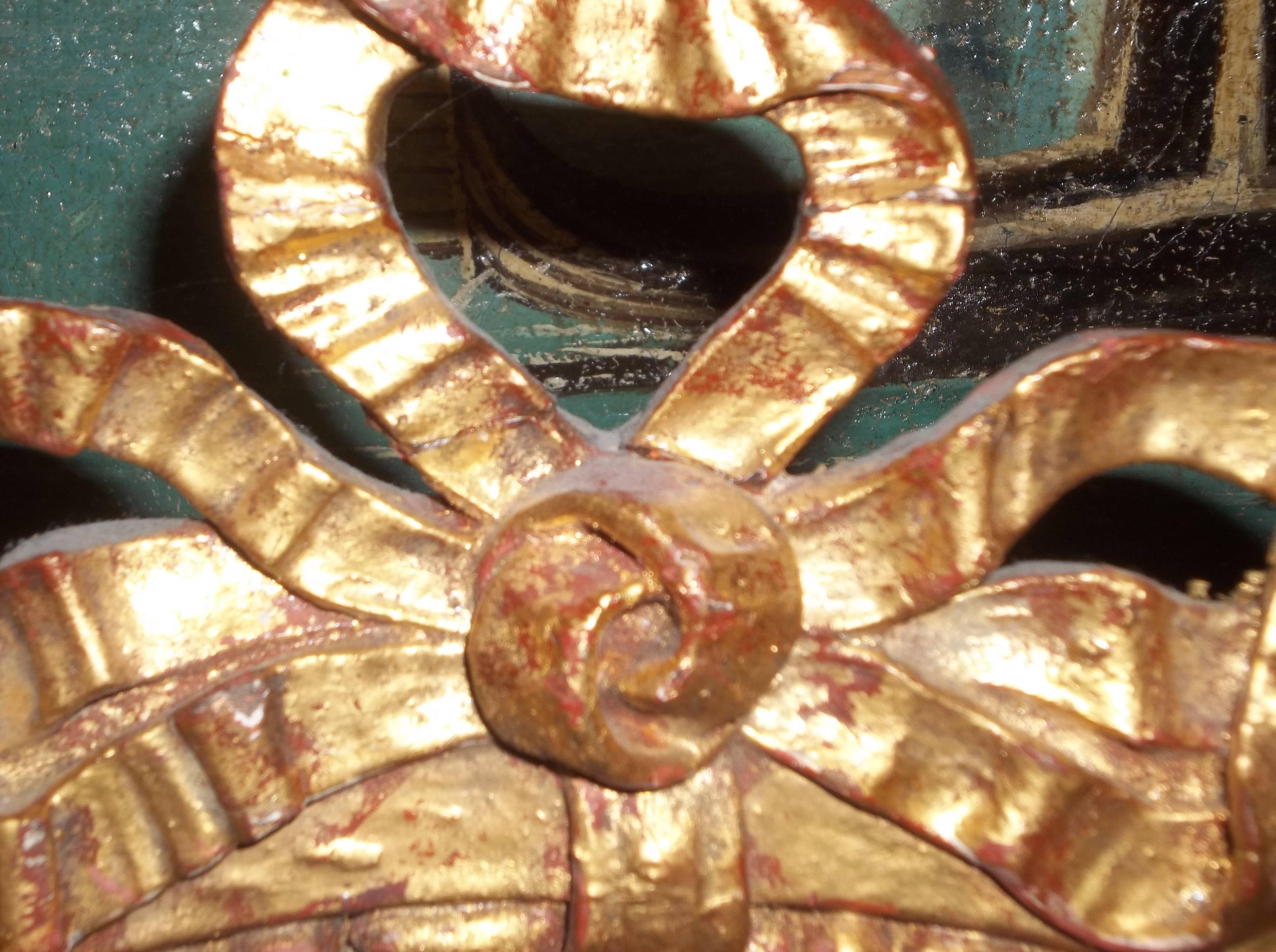 Venezianische geschnitzte, geblümte Plakette oder Medaillon aus vergoldetem Holz im neoklassischen Stil  (Neoklassisch) im Angebot
