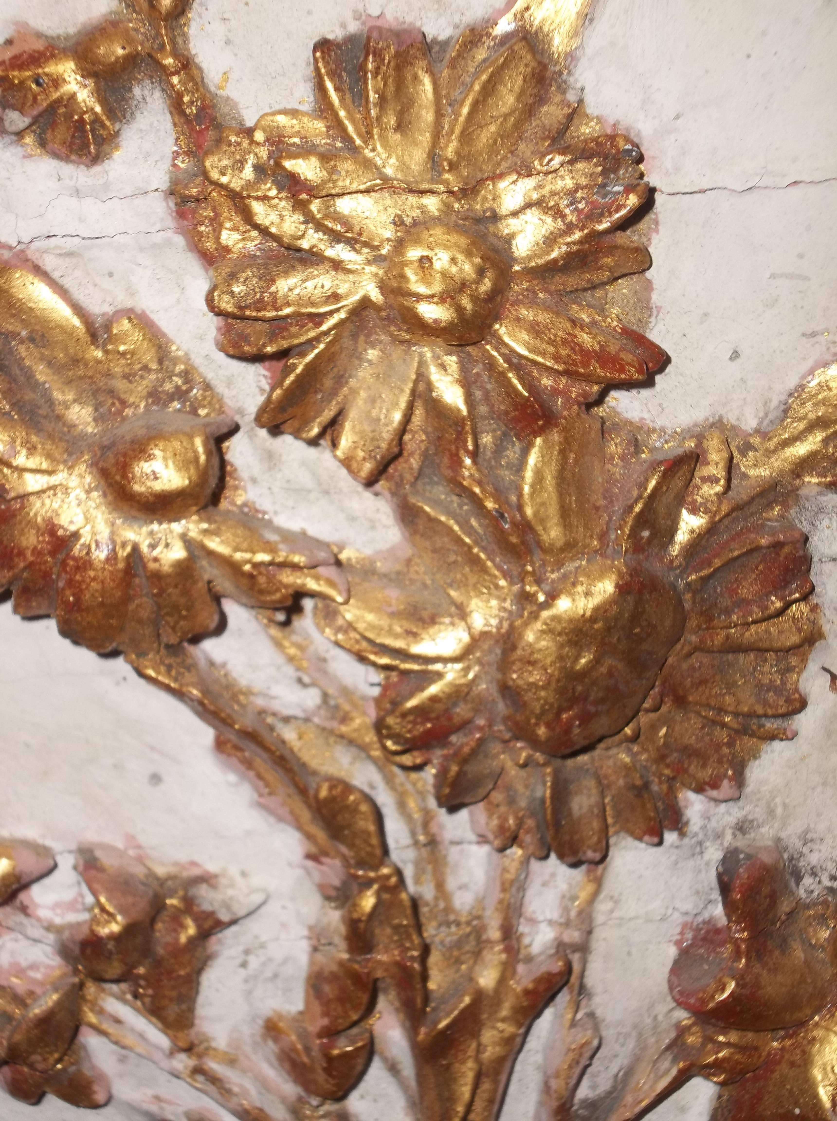 Venezianische geschnitzte, geblümte Plakette oder Medaillon aus vergoldetem Holz im neoklassischen Stil  (Italienisch) im Angebot
