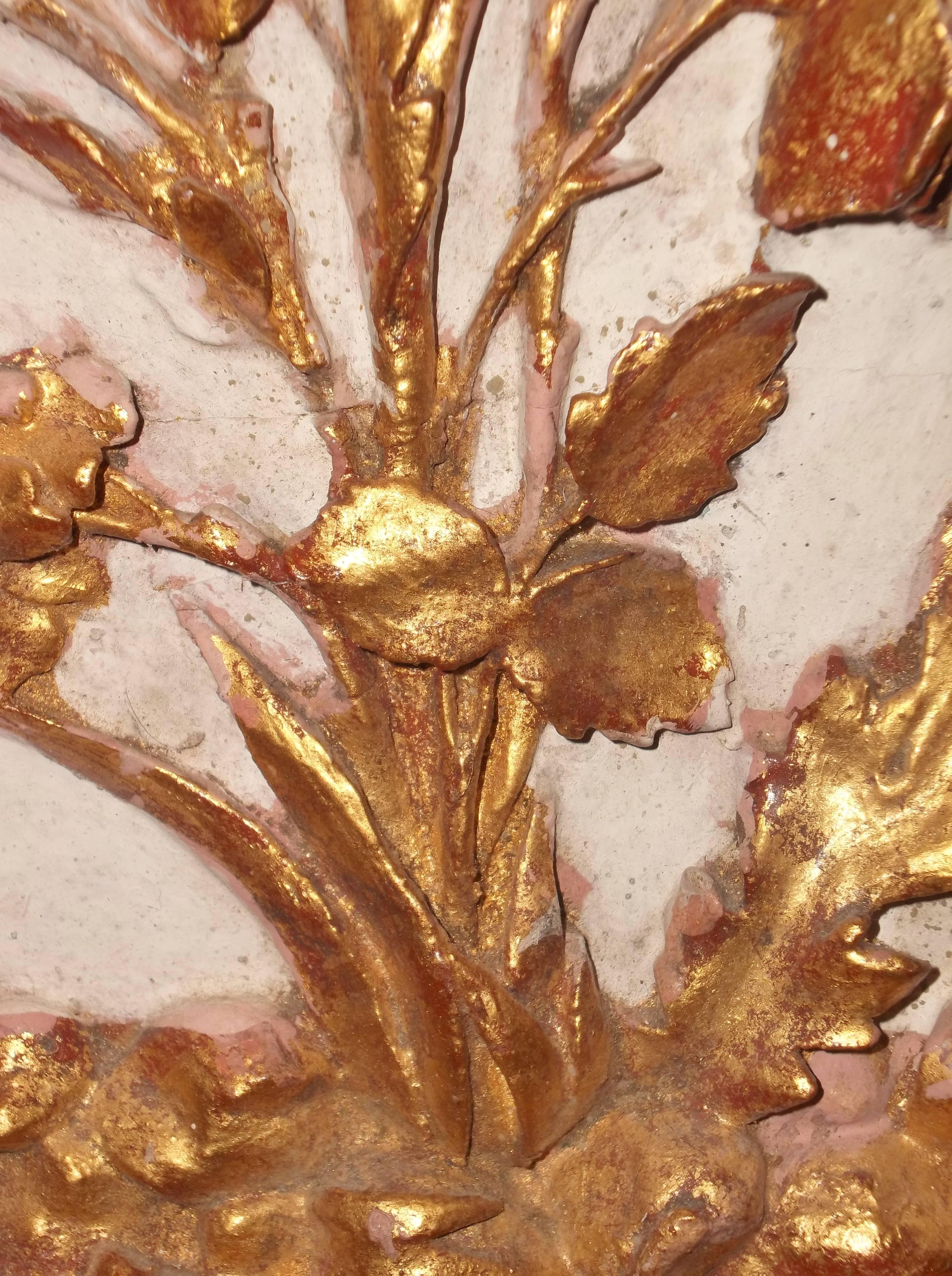 Venezianische geschnitzte, geblümte Plakette oder Medaillon aus vergoldetem Holz im neoklassischen Stil  im Zustand „Relativ gut“ im Angebot in Nashville, TN