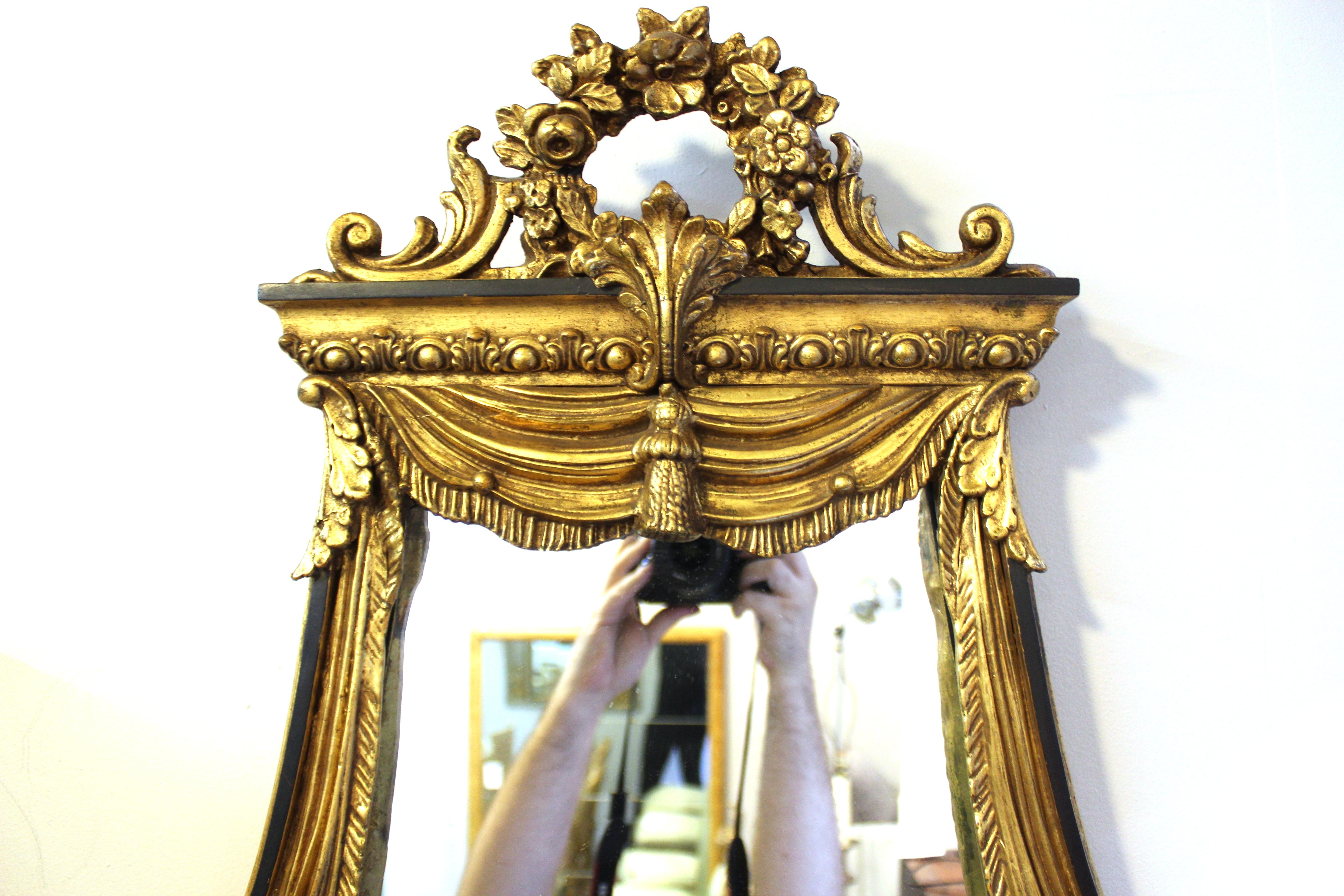 Neoclassical Style Wall Mirror in Giltwood In Good Condition In New York, NY