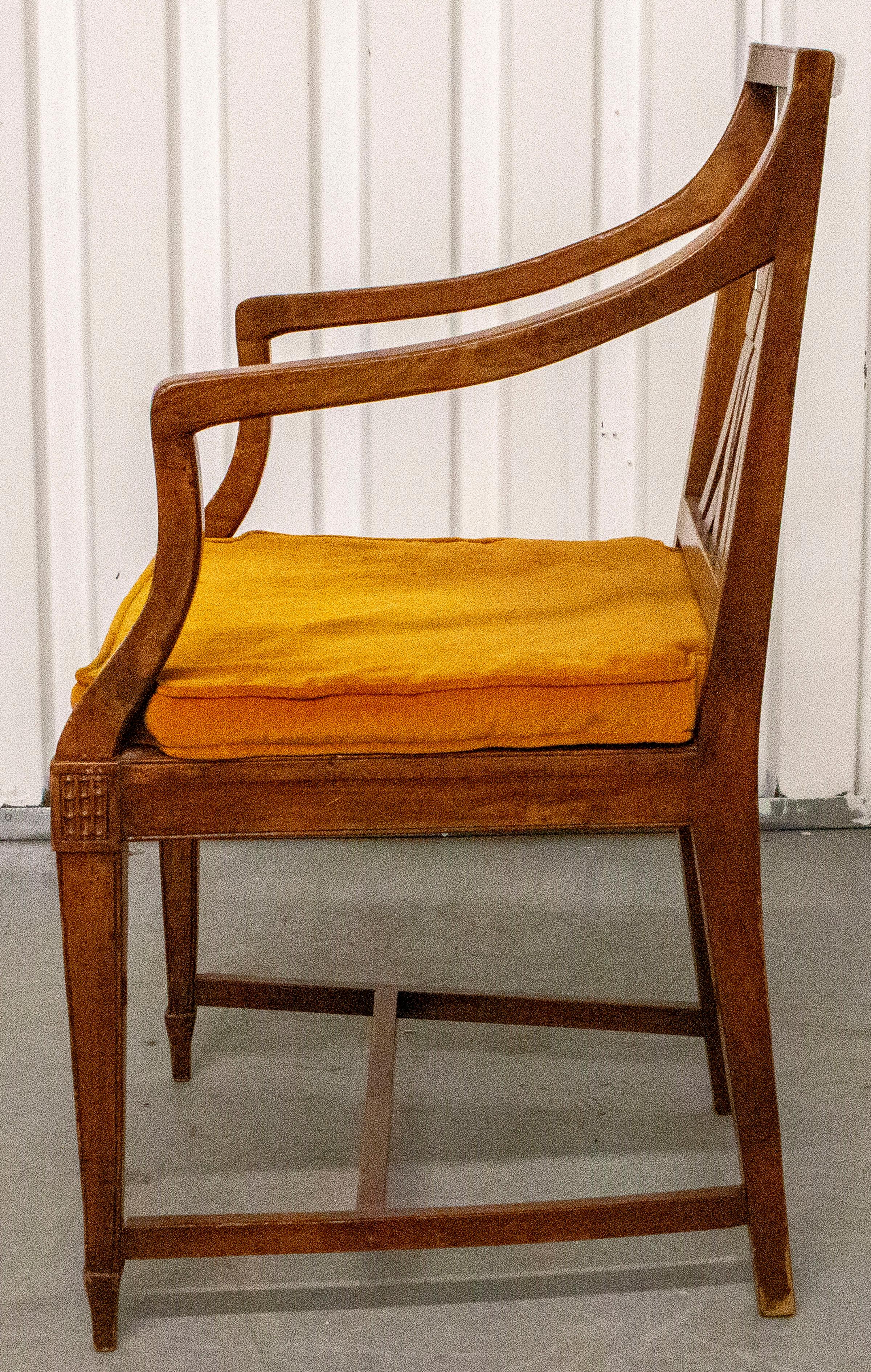 Sessel aus Nussbaumholz im neoklassischen Stil mit Samtsitz.