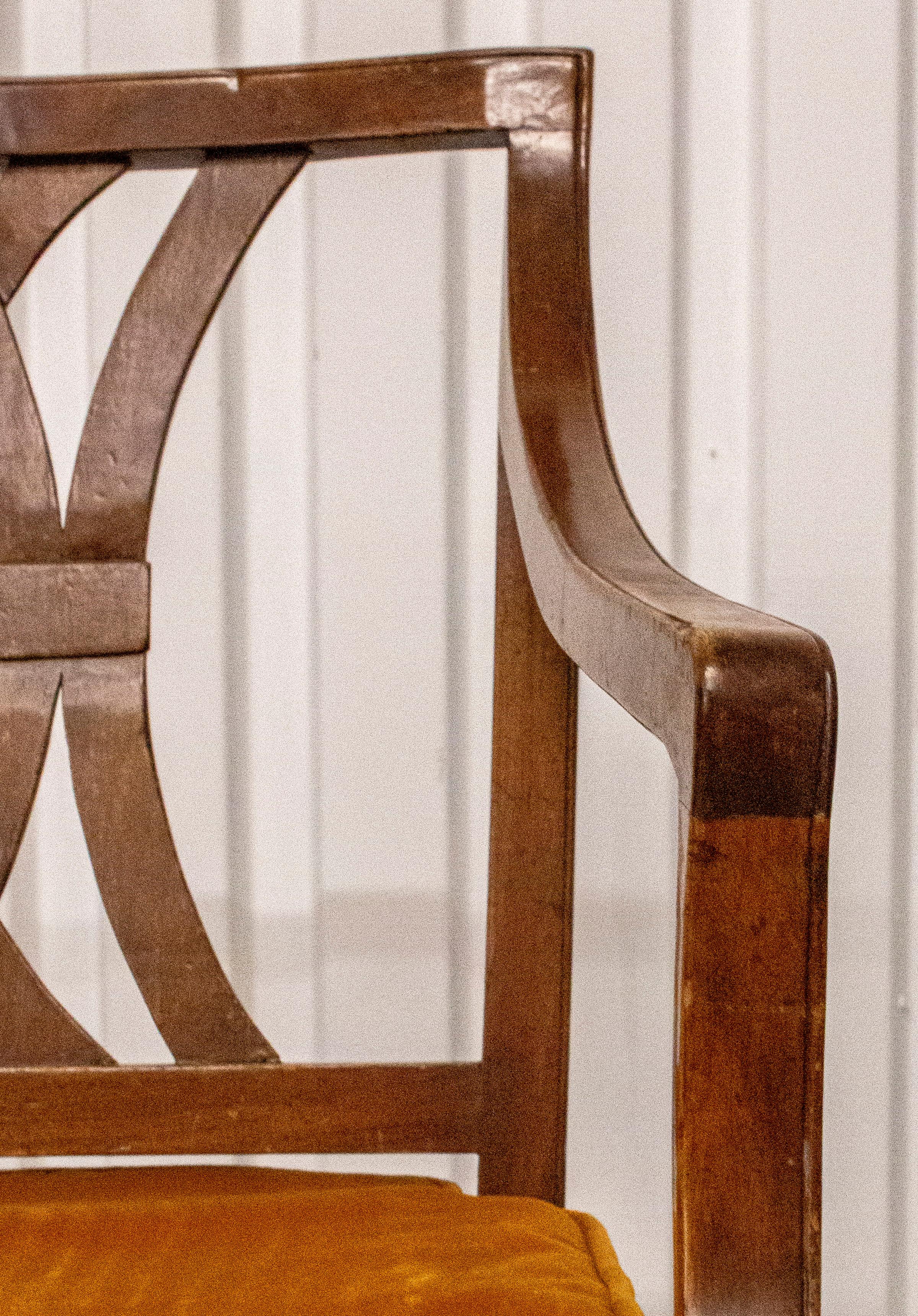 Neoklassischer Sessel aus Nussbaumholz (Holz) im Angebot