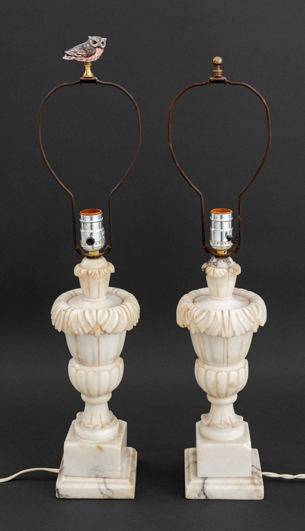 Paar neoklassizistische Lampen in Form einer Urne aus weißem Carrara-Marmor auf quadratischen Sockeln, eine davon mit einem Eulenaufsatz versehen. 24,75