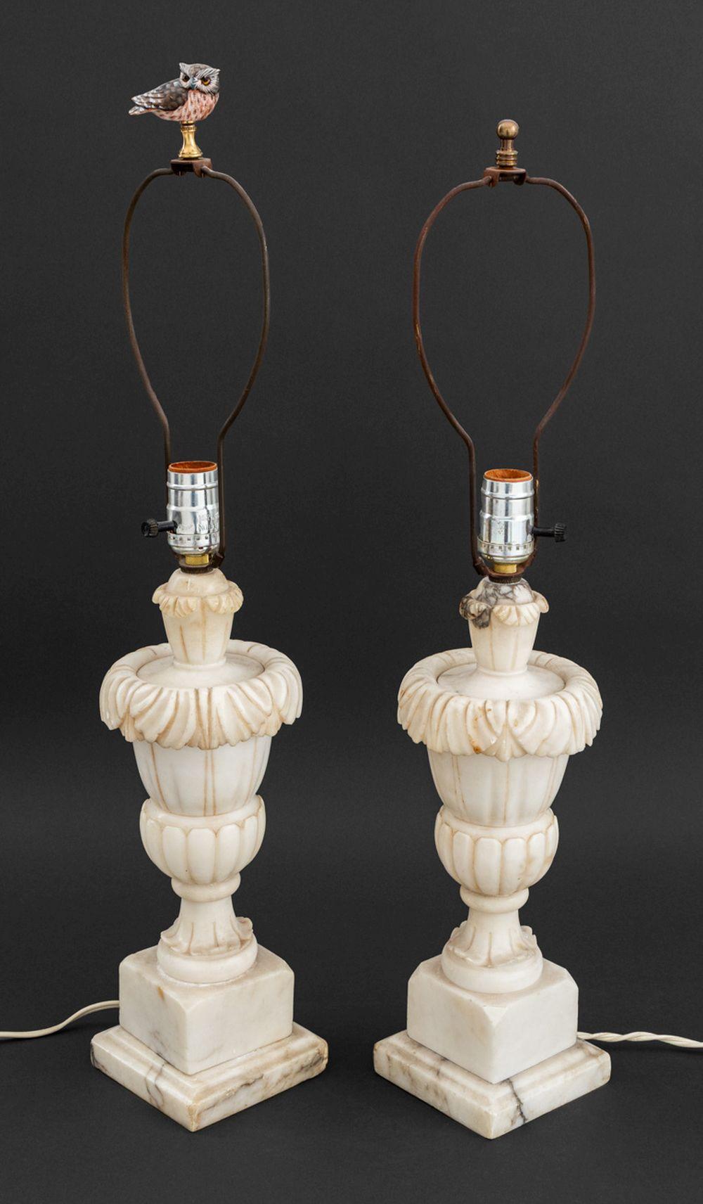Lampen aus weißem Carrara-Marmor im neoklassischen Stil, 2 (Neoklassisch) im Angebot