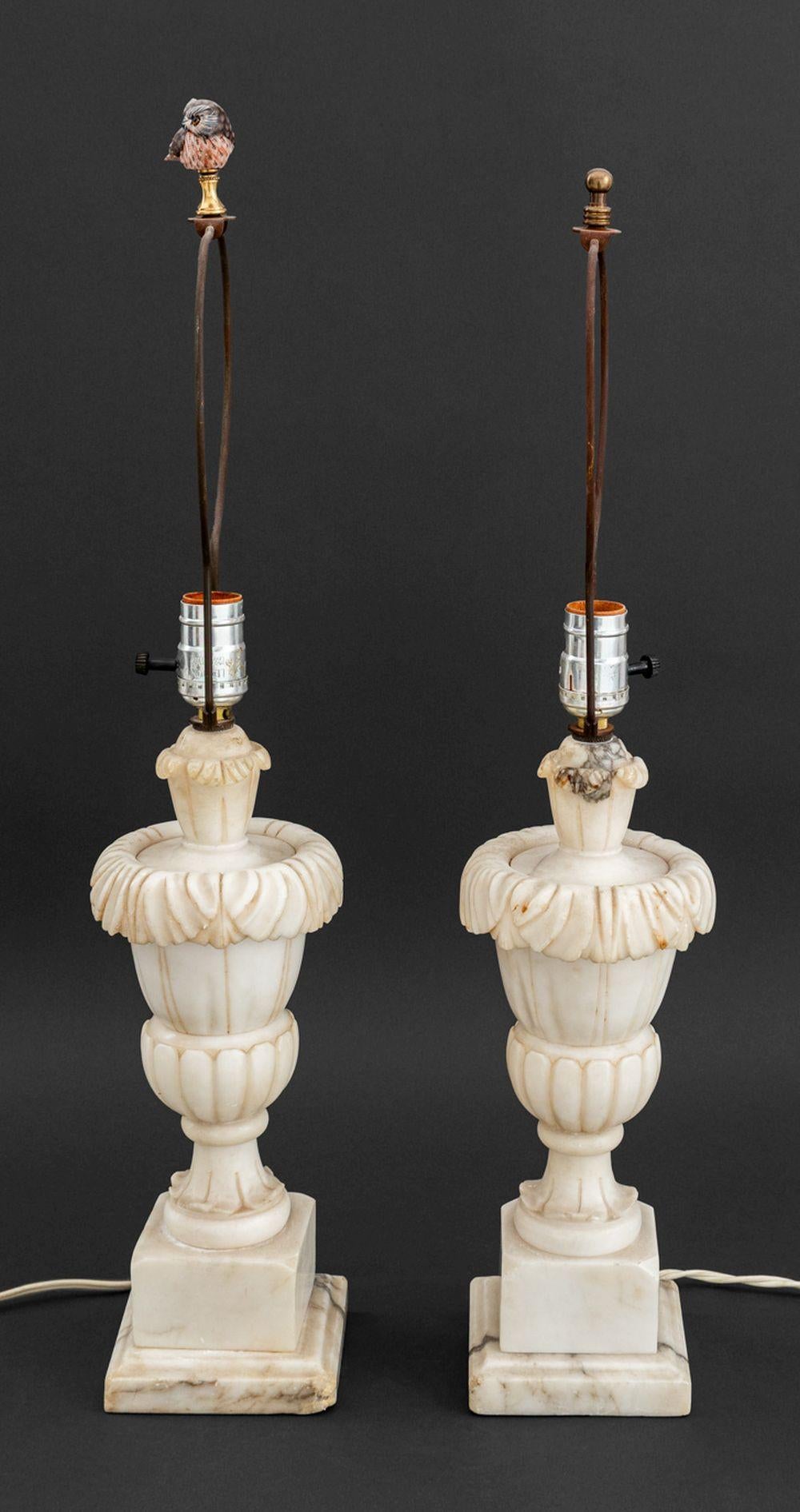 Lampen aus weißem Carrara-Marmor im neoklassischen Stil, 2 (Italienisch) im Angebot