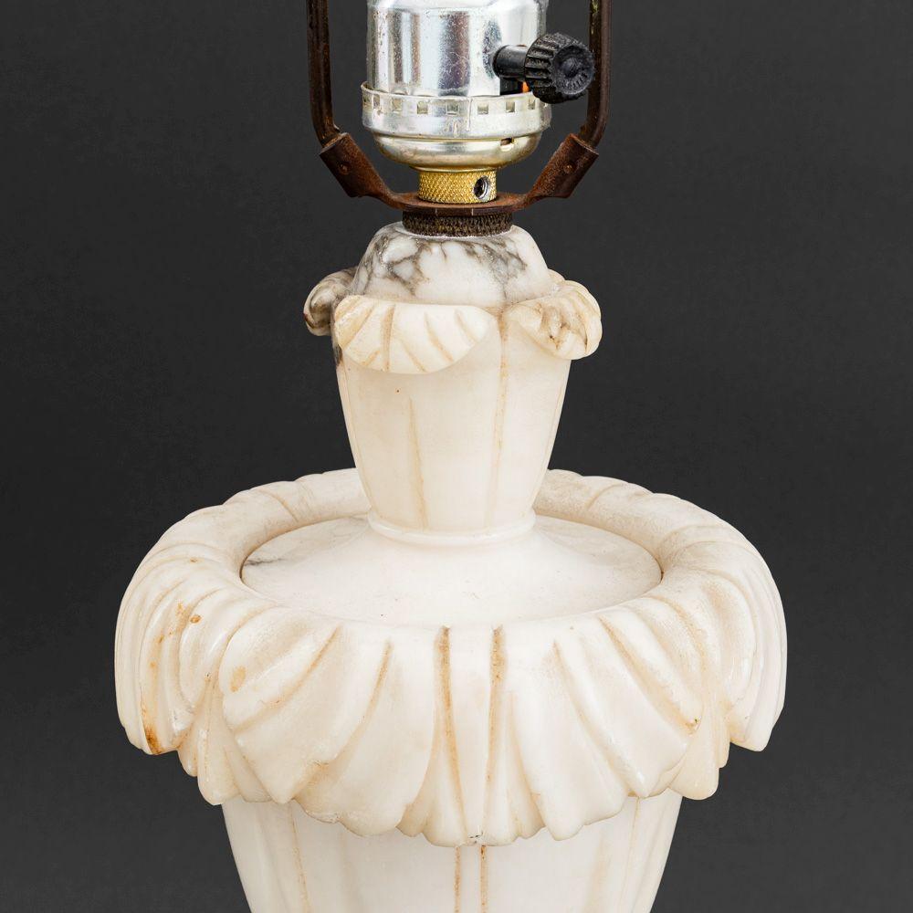 Lampen aus weißem Carrara-Marmor im neoklassischen Stil, 2 (20. Jahrhundert) im Angebot
