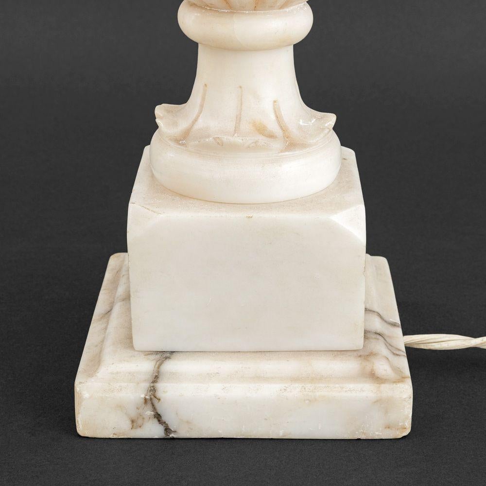 Lampen aus weißem Carrara-Marmor im neoklassischen Stil, 2 im Angebot 1