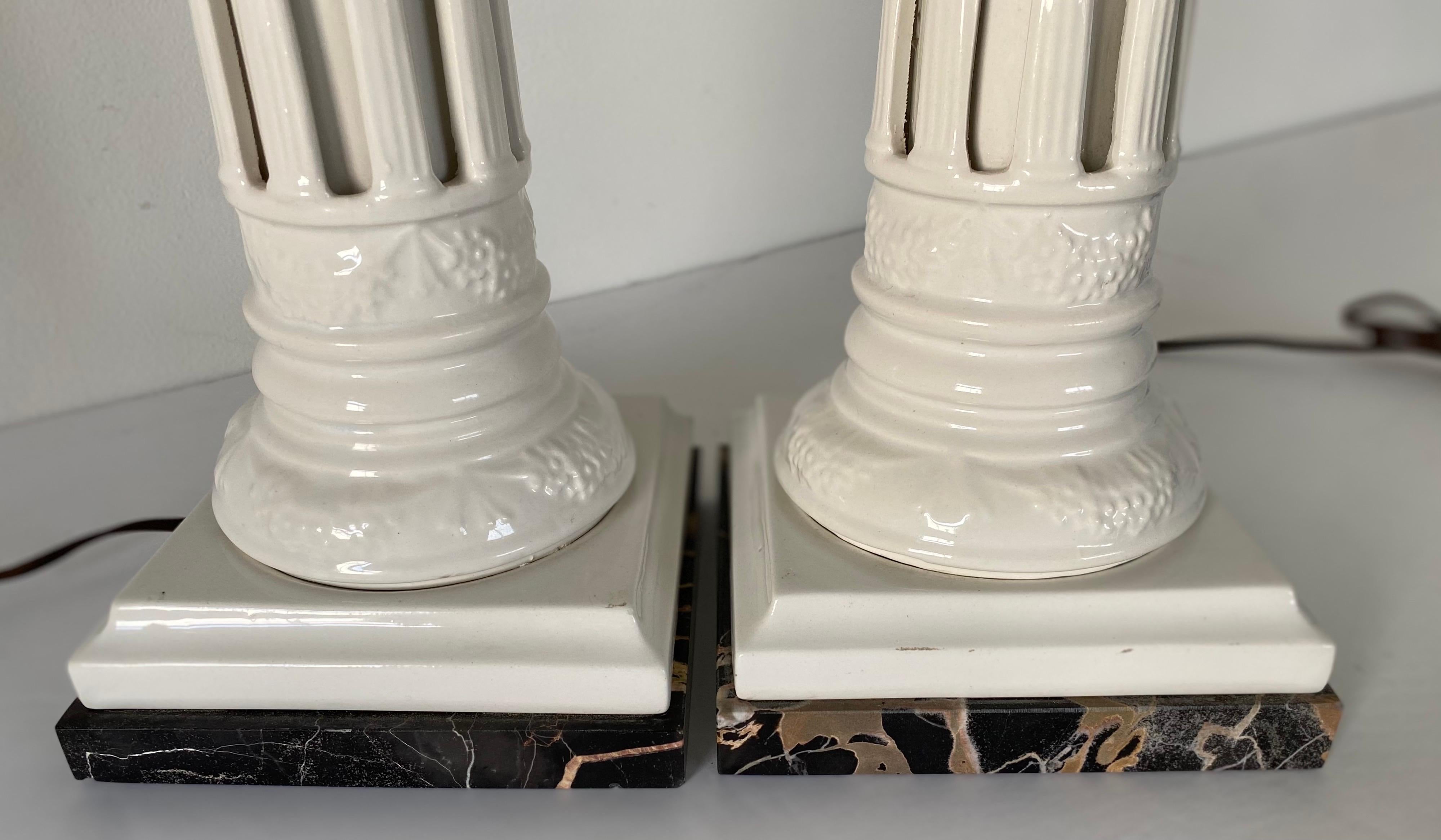 Paar geriffelte Säulen-Tischlampen aus weißer Keramik und Marmor im neoklassischen Stil im Angebot 4