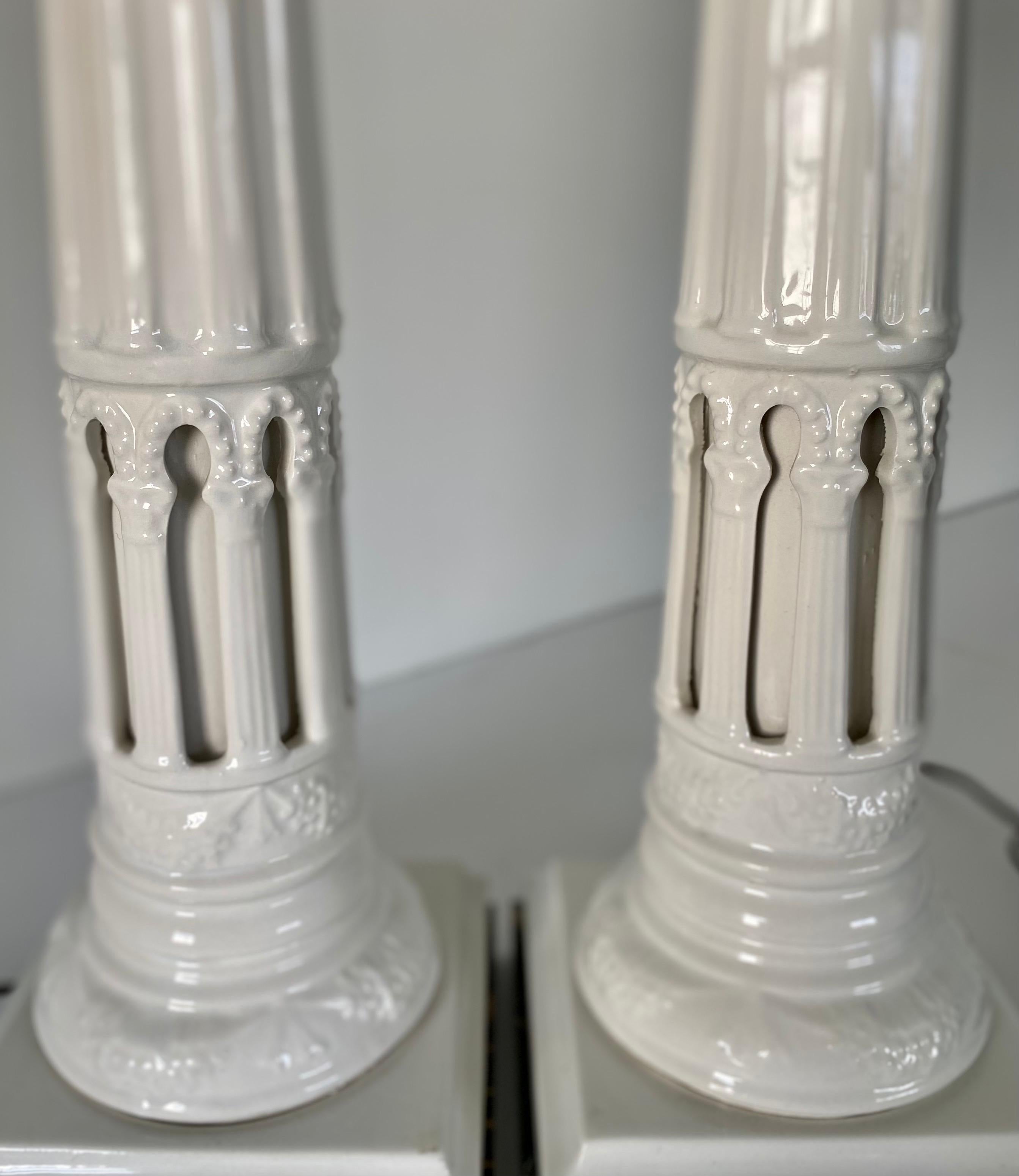 Paar geriffelte Säulen-Tischlampen aus weißer Keramik und Marmor im neoklassischen Stil im Angebot 5