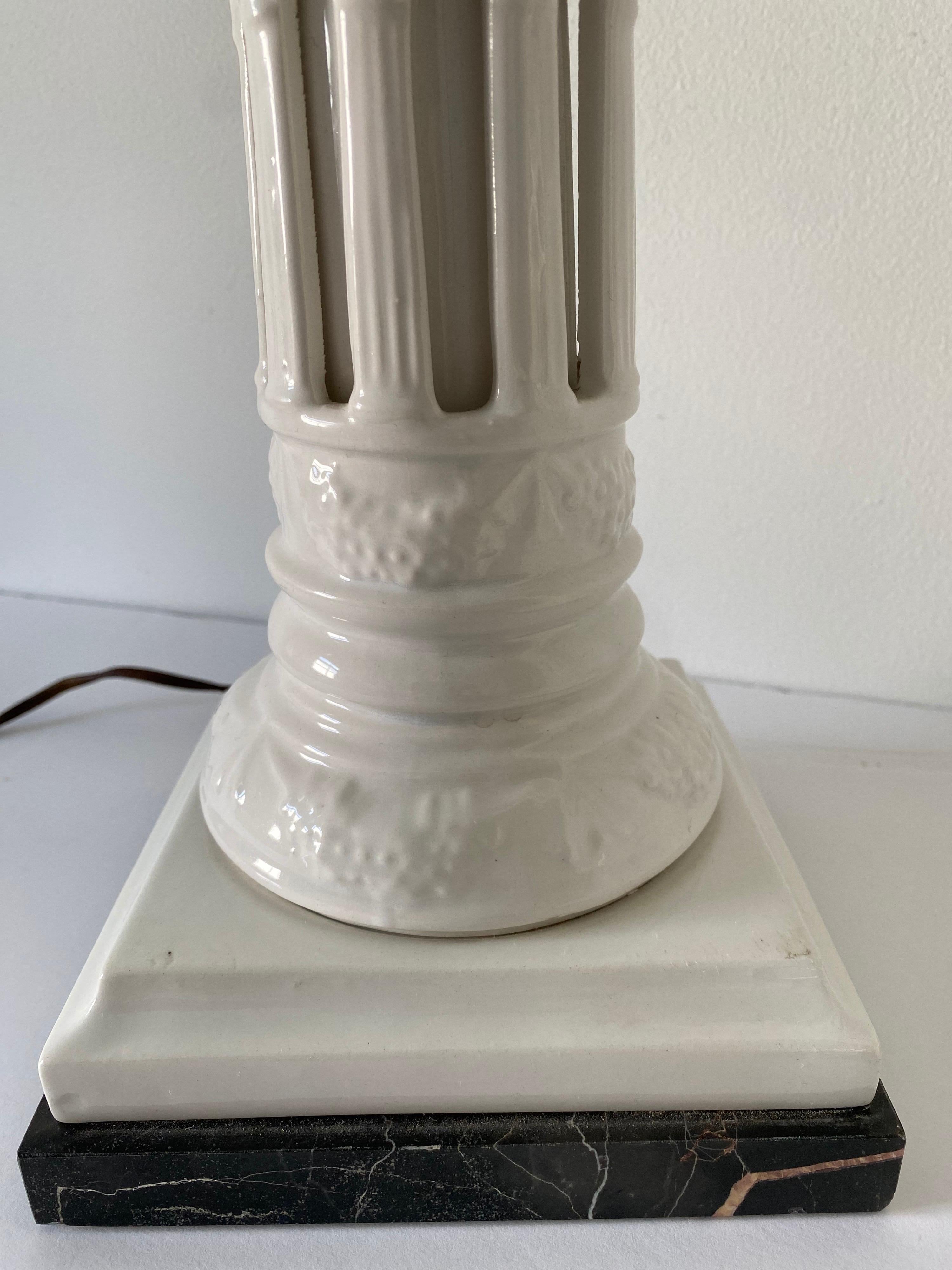 Paar geriffelte Säulen-Tischlampen aus weißer Keramik und Marmor im neoklassischen Stil im Angebot 6