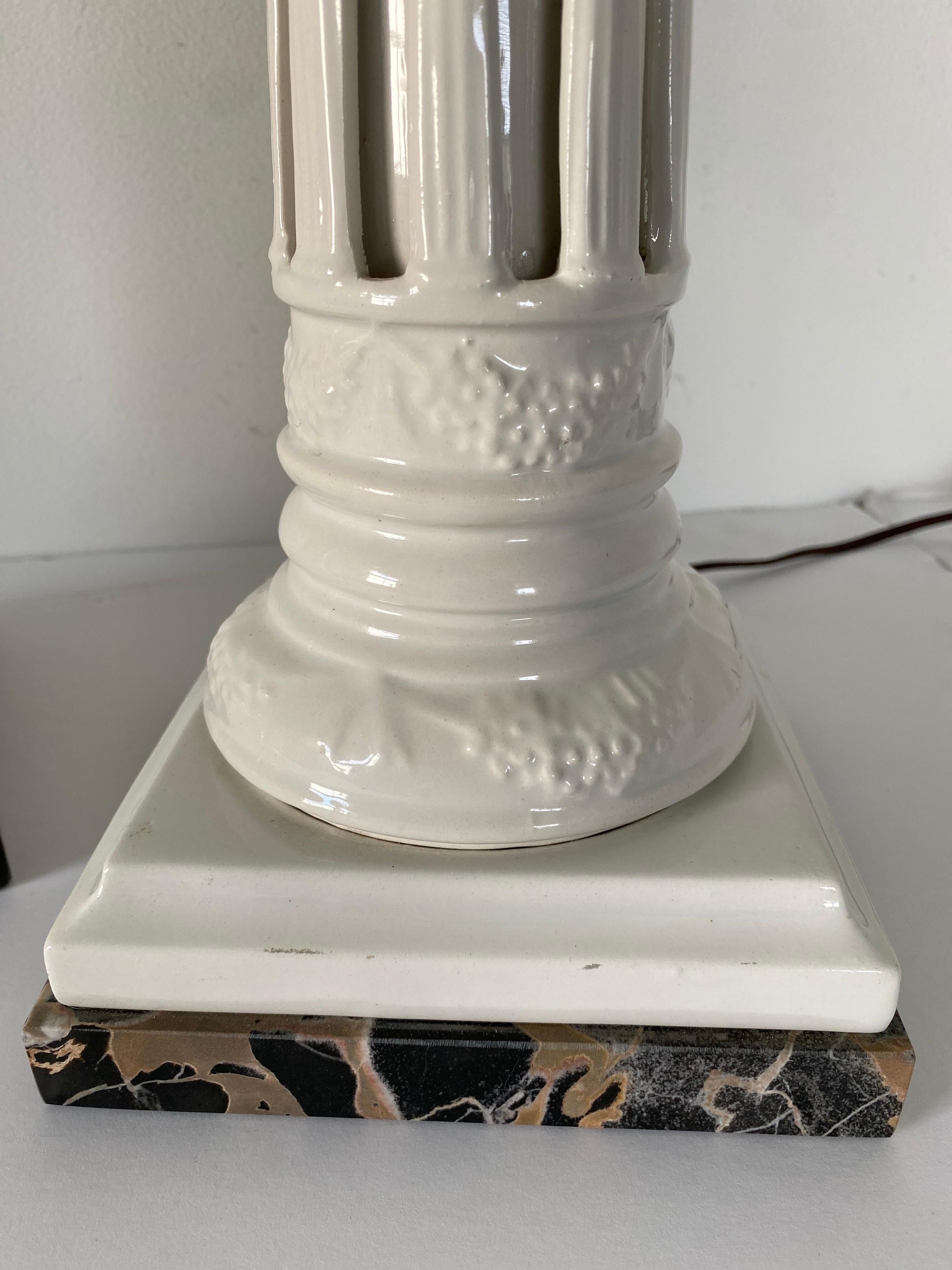 Paar geriffelte Säulen-Tischlampen aus weißer Keramik und Marmor im neoklassischen Stil im Angebot 7