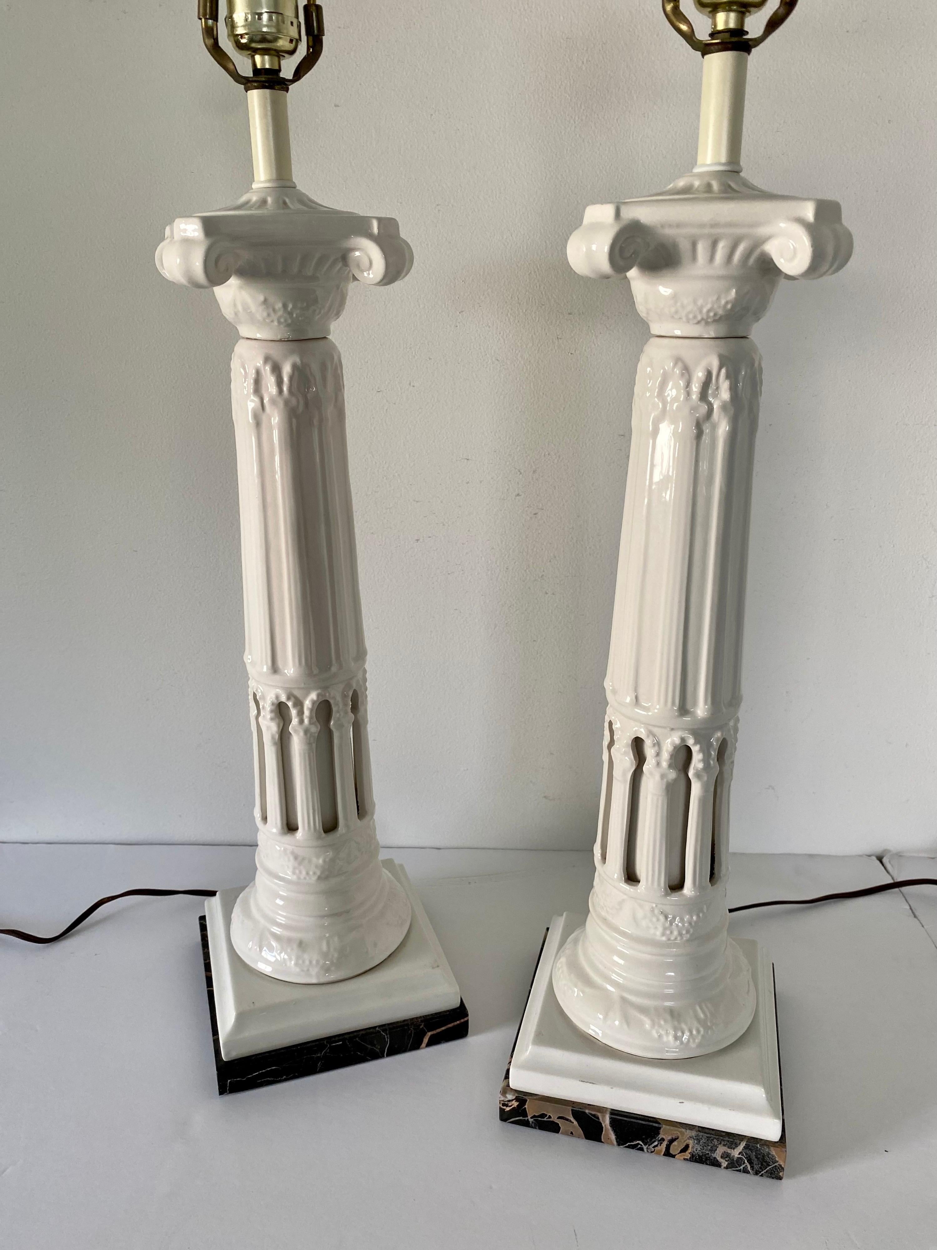Paar geriffelte Säulen-Tischlampen aus weißer Keramik und Marmor im neoklassischen Stil (Glasiert) im Angebot