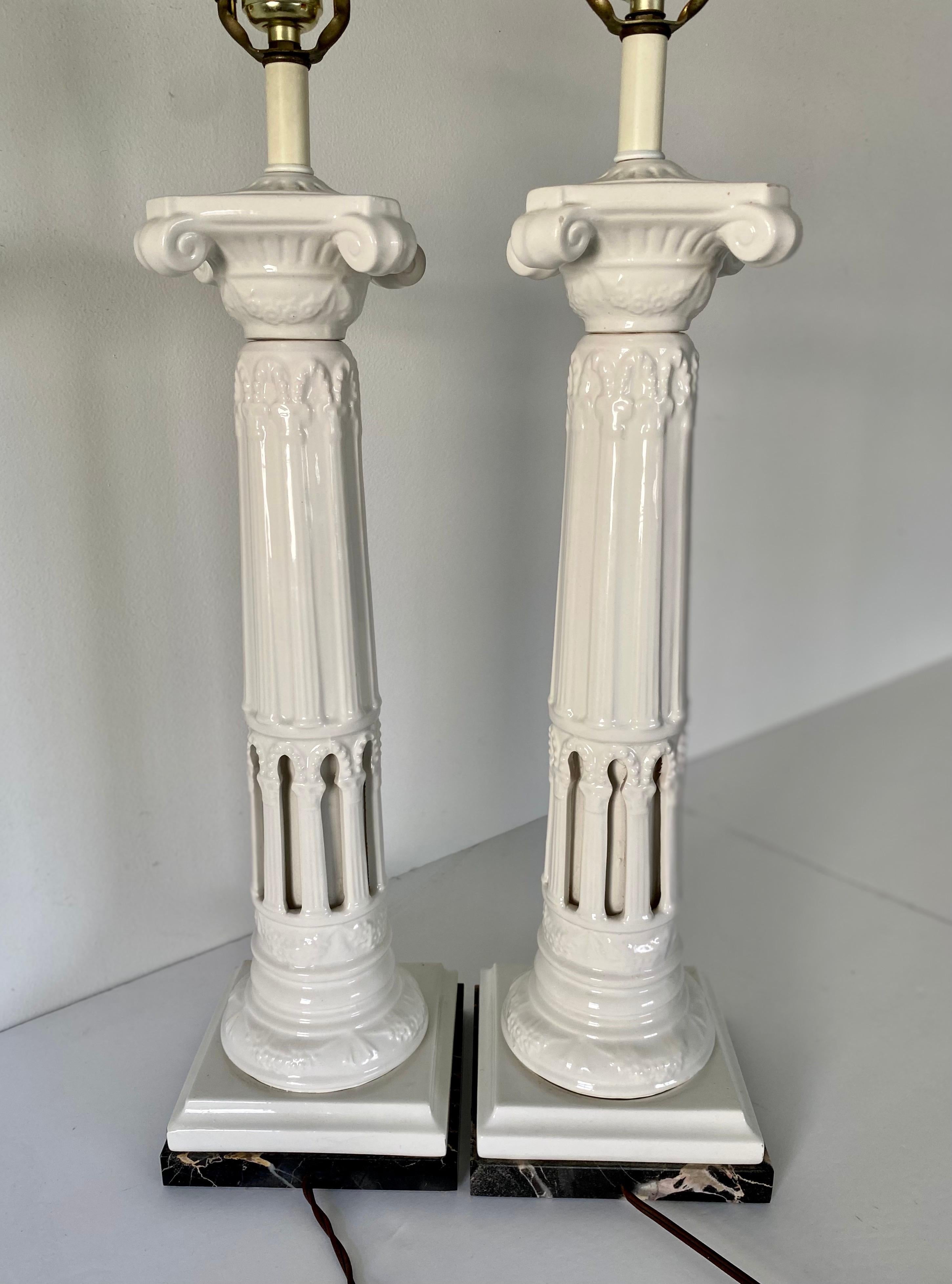 Paar geriffelte Säulen-Tischlampen aus weißer Keramik und Marmor im neoklassischen Stil im Zustand „Gut“ im Angebot in Lambertville, NJ