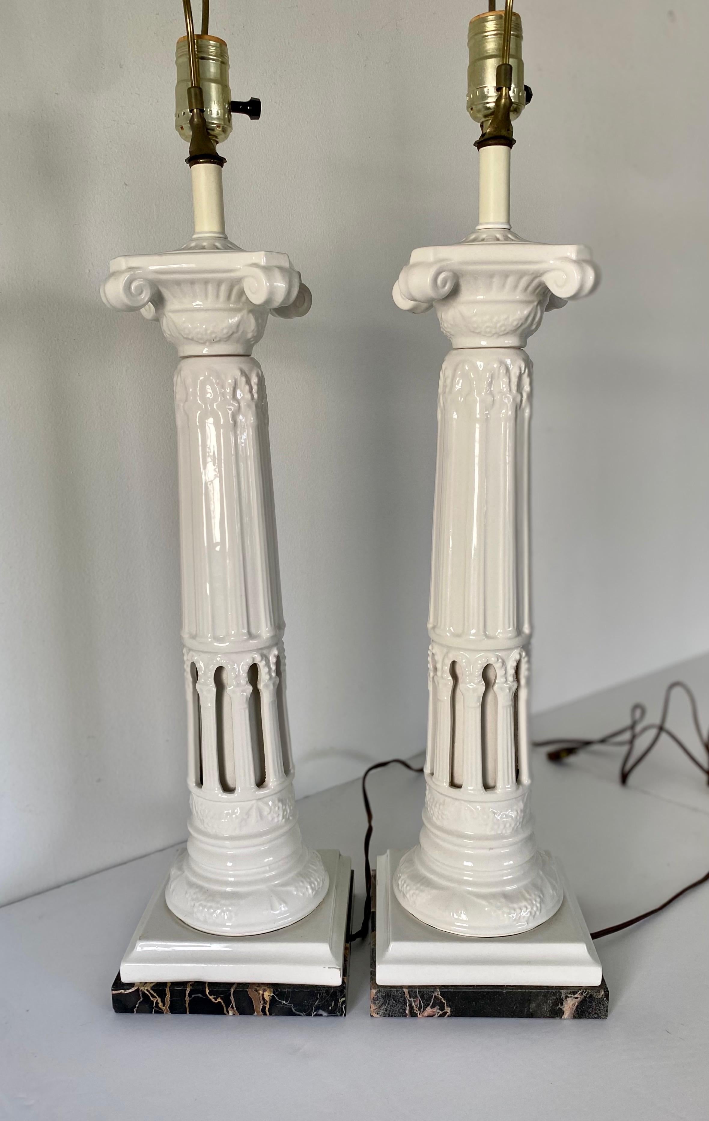 Paar geriffelte Säulen-Tischlampen aus weißer Keramik und Marmor im neoklassischen Stil (20. Jahrhundert) im Angebot