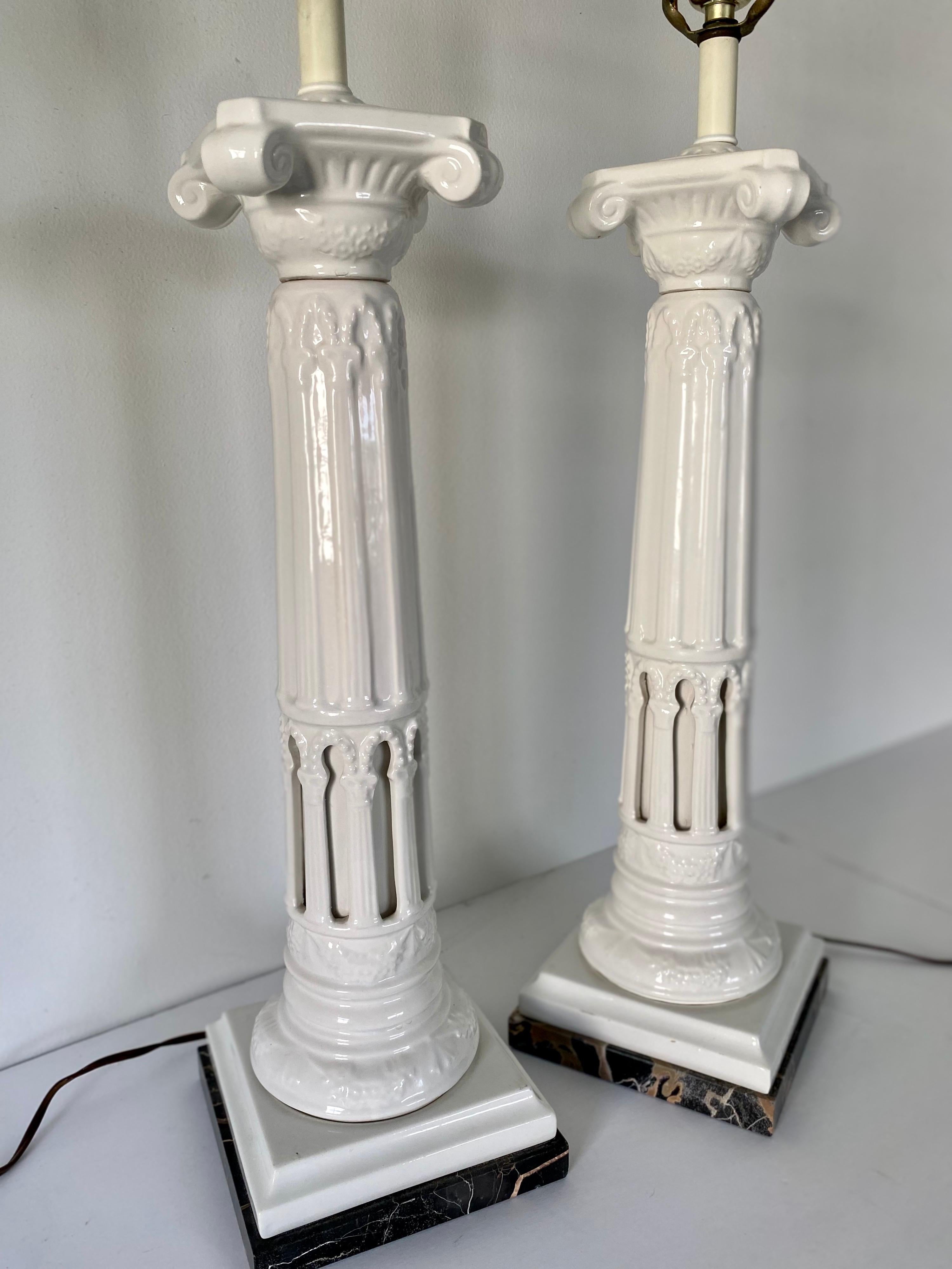 Paar geriffelte Säulen-Tischlampen aus weißer Keramik und Marmor im neoklassischen Stil im Angebot 1