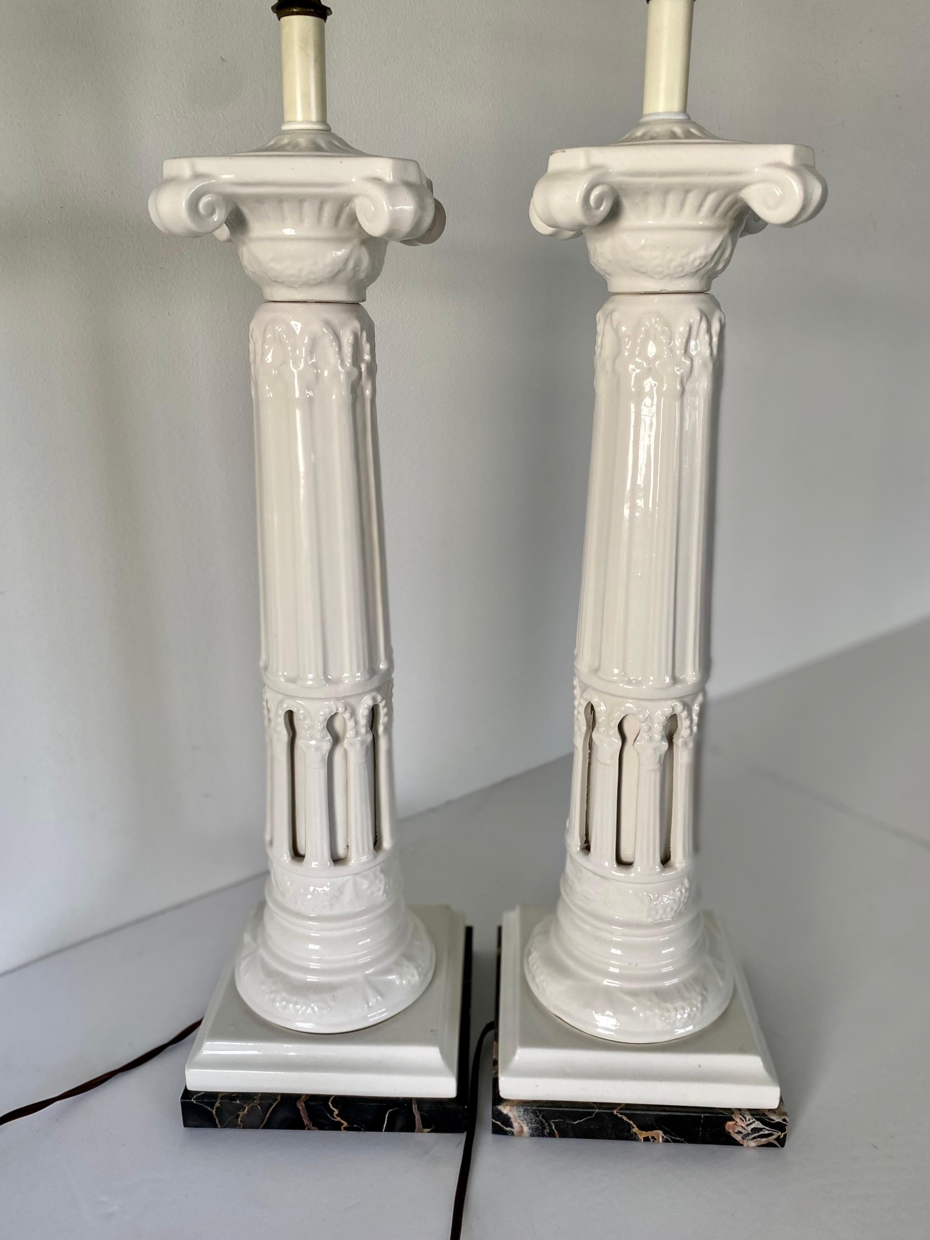 Paar geriffelte Säulen-Tischlampen aus weißer Keramik und Marmor im neoklassischen Stil im Angebot 2