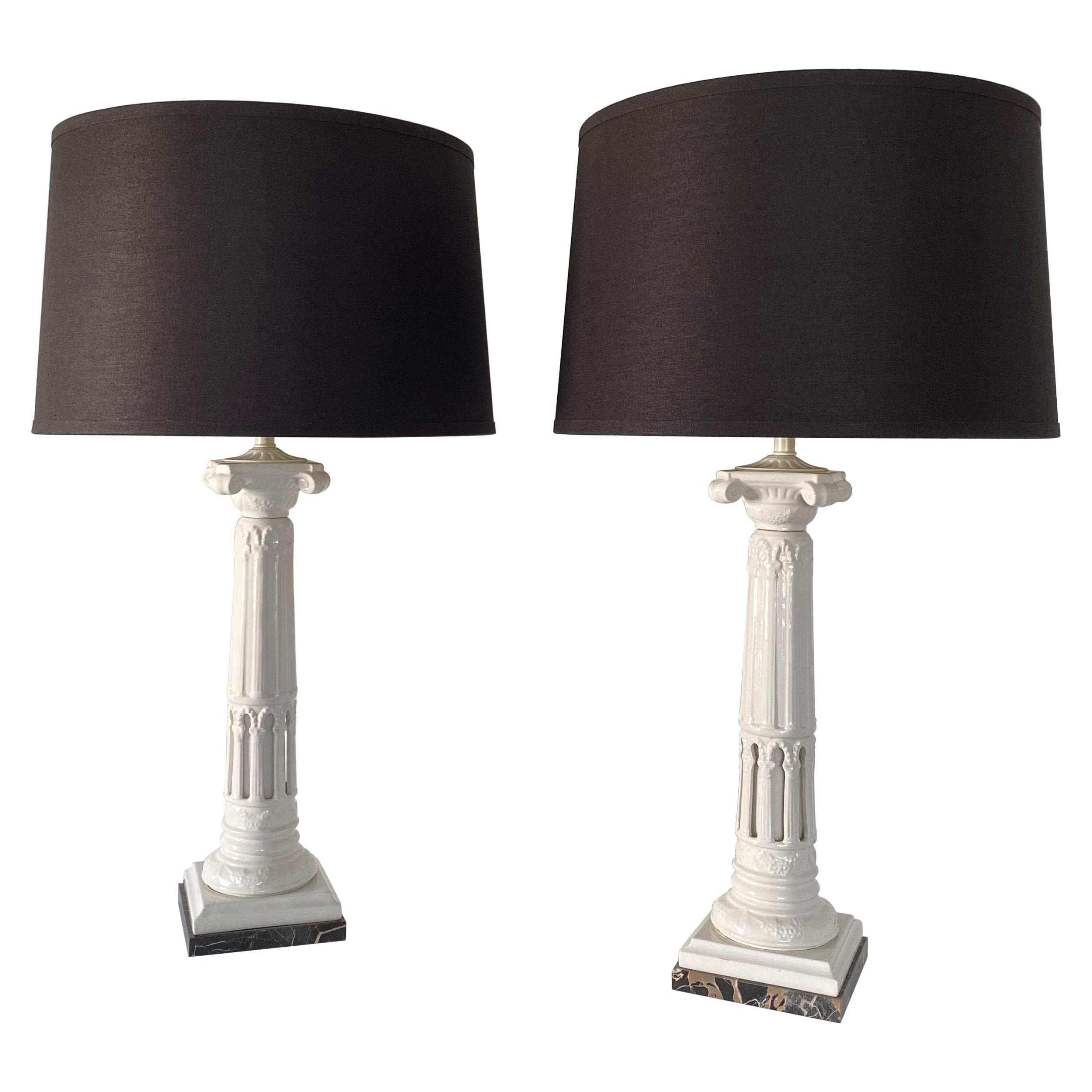 Paire de lampes de table à colonne cannelées de style néoclassique en céramique blanche et marbre en vente