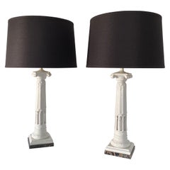 Paire de lampes de table à colonne cannelées de style néoclassique en céramique blanche et marbre