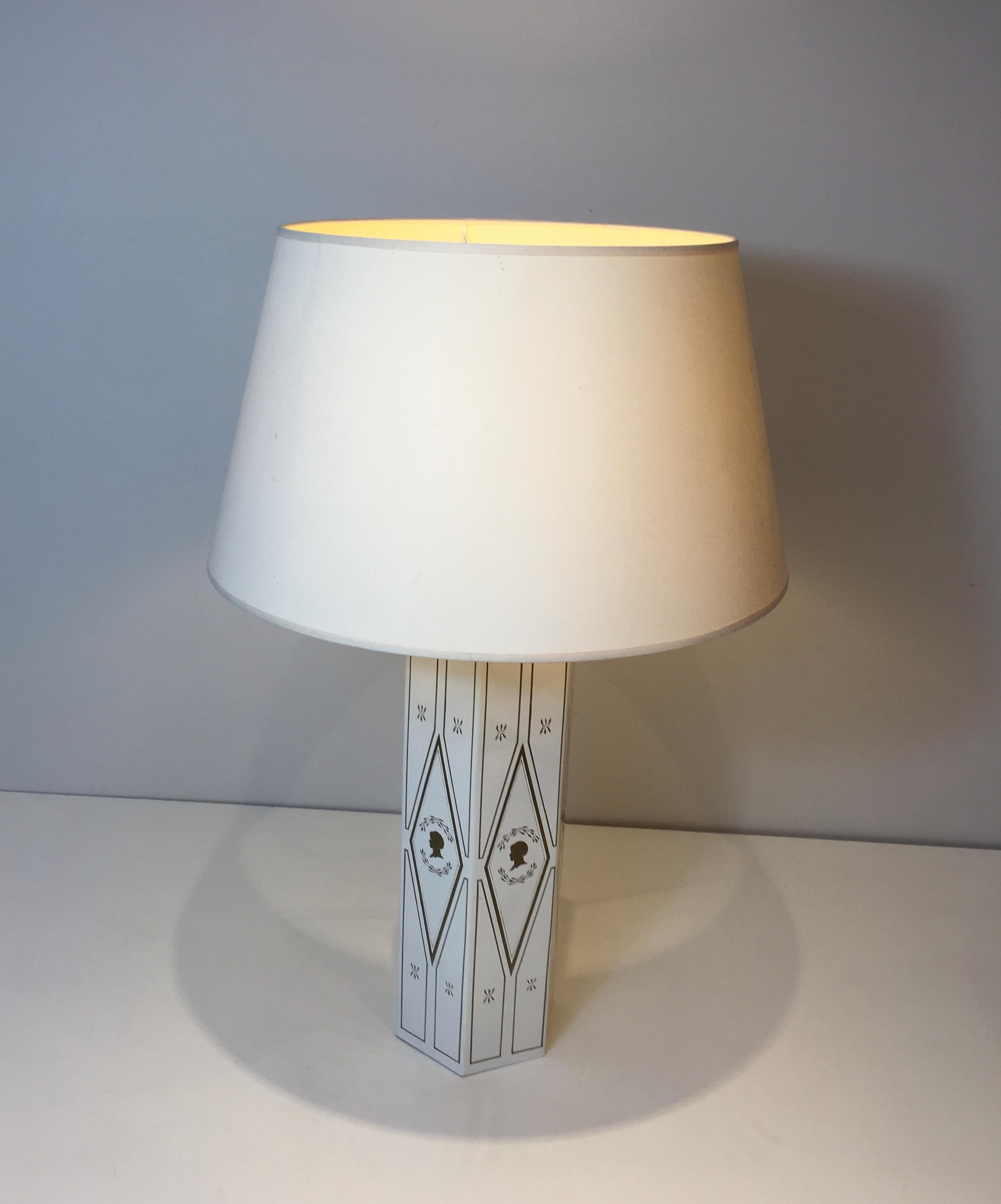 Neoclassical Style White Lacquered Sheet Metal Table Lamp with Gilt Decors In Good Condition In Marcq-en-Barœul, Hauts-de-France