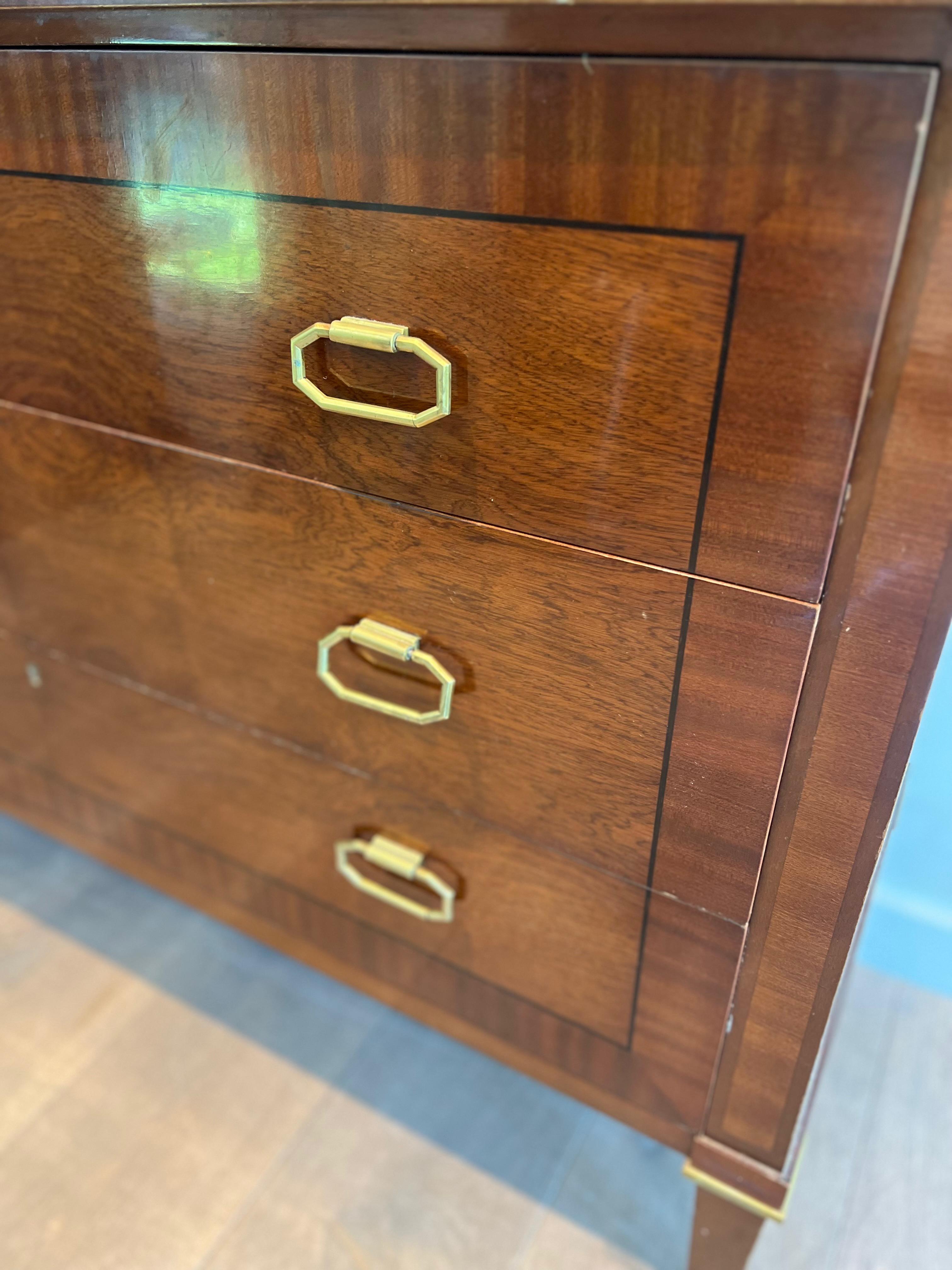 Commode in legno e ottone in stile neoclassico in vendita 3