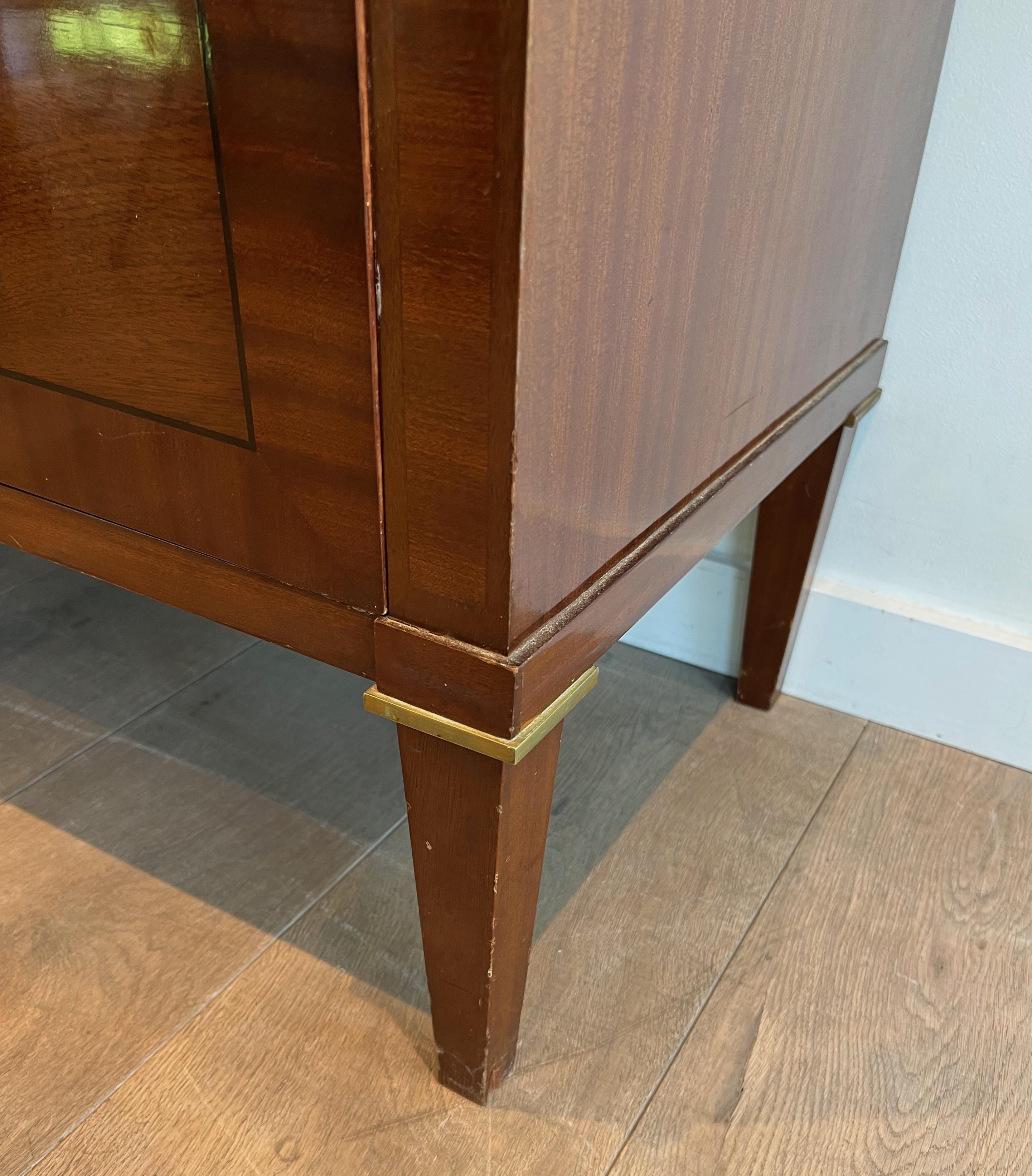 Commode in legno e ottone in stile neoclassico in vendita 4