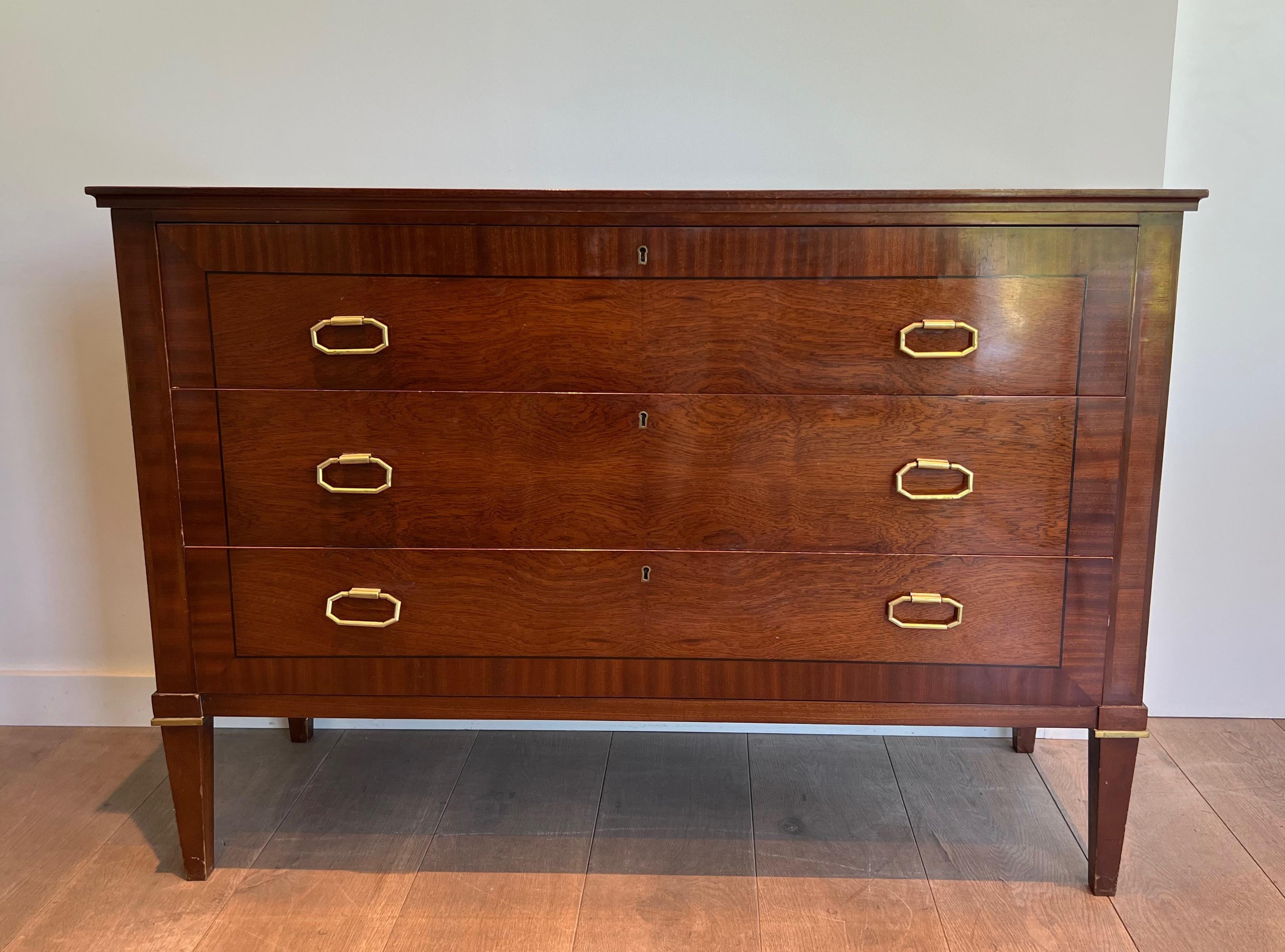 Neoclassico Commode in legno e ottone in stile neoclassico in vendita