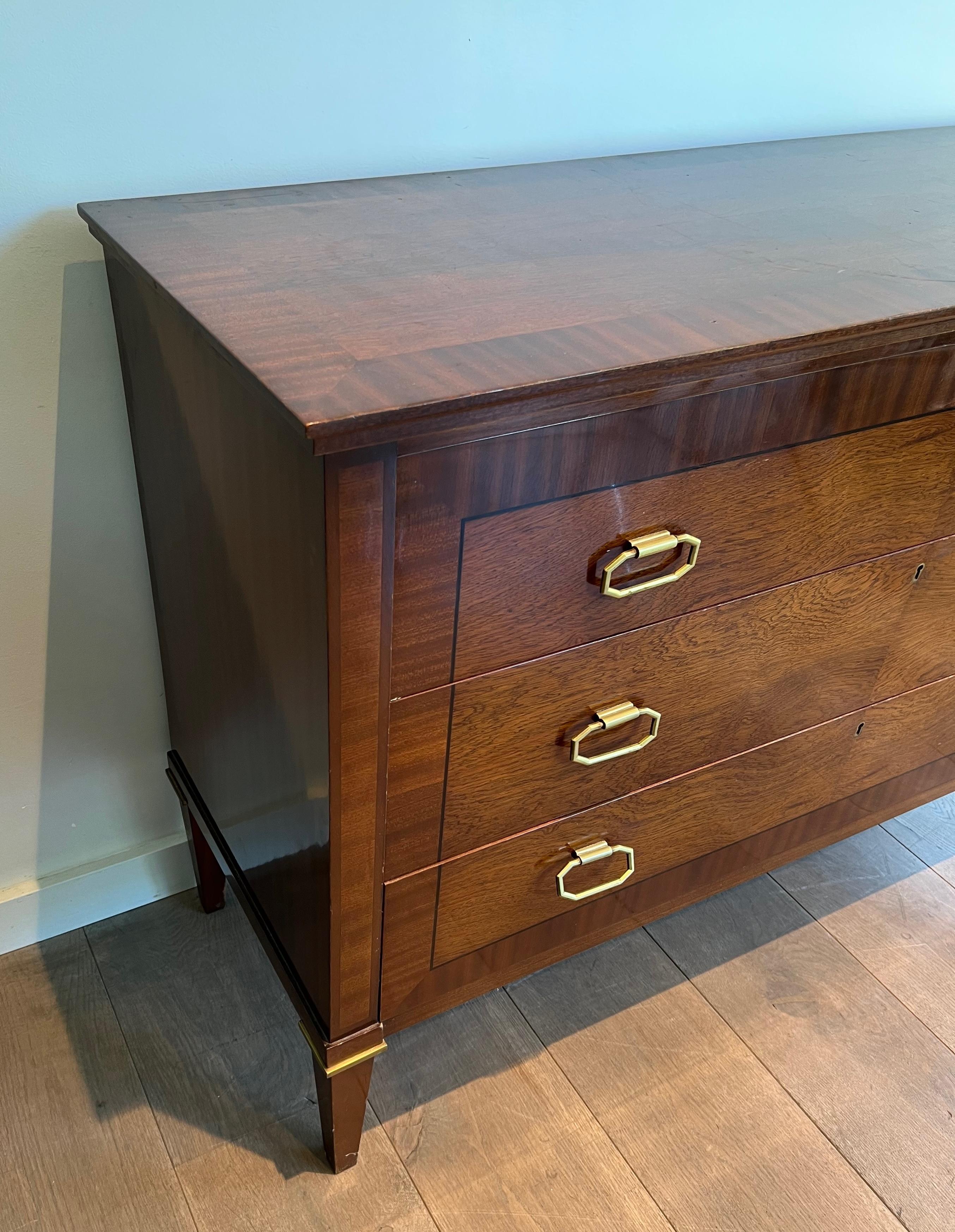 Metà XX secolo Commode in legno e ottone in stile neoclassico in vendita
