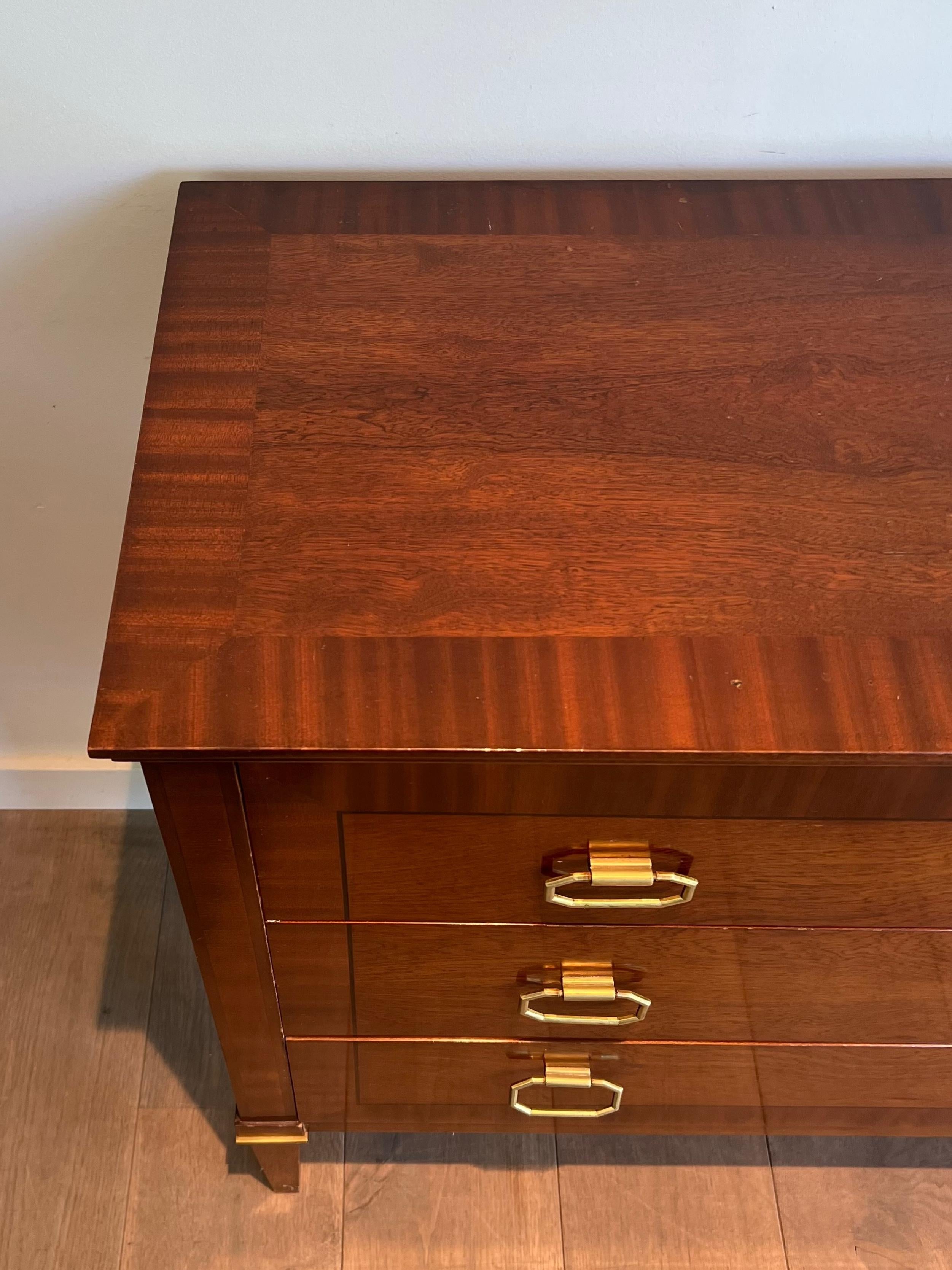 Commode in legno e ottone in stile neoclassico in vendita 1