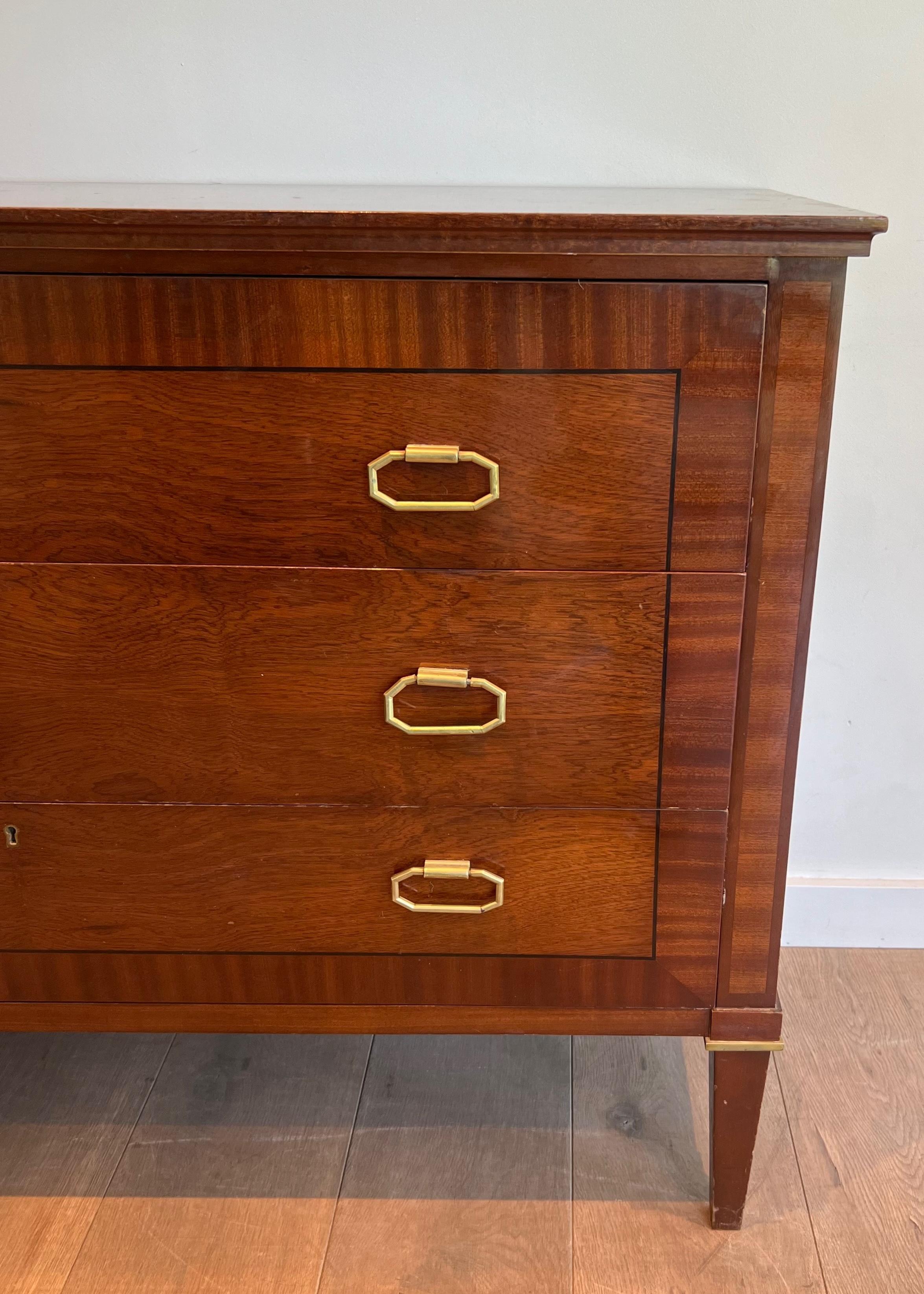 Commode in legno e ottone in stile neoclassico in vendita 2