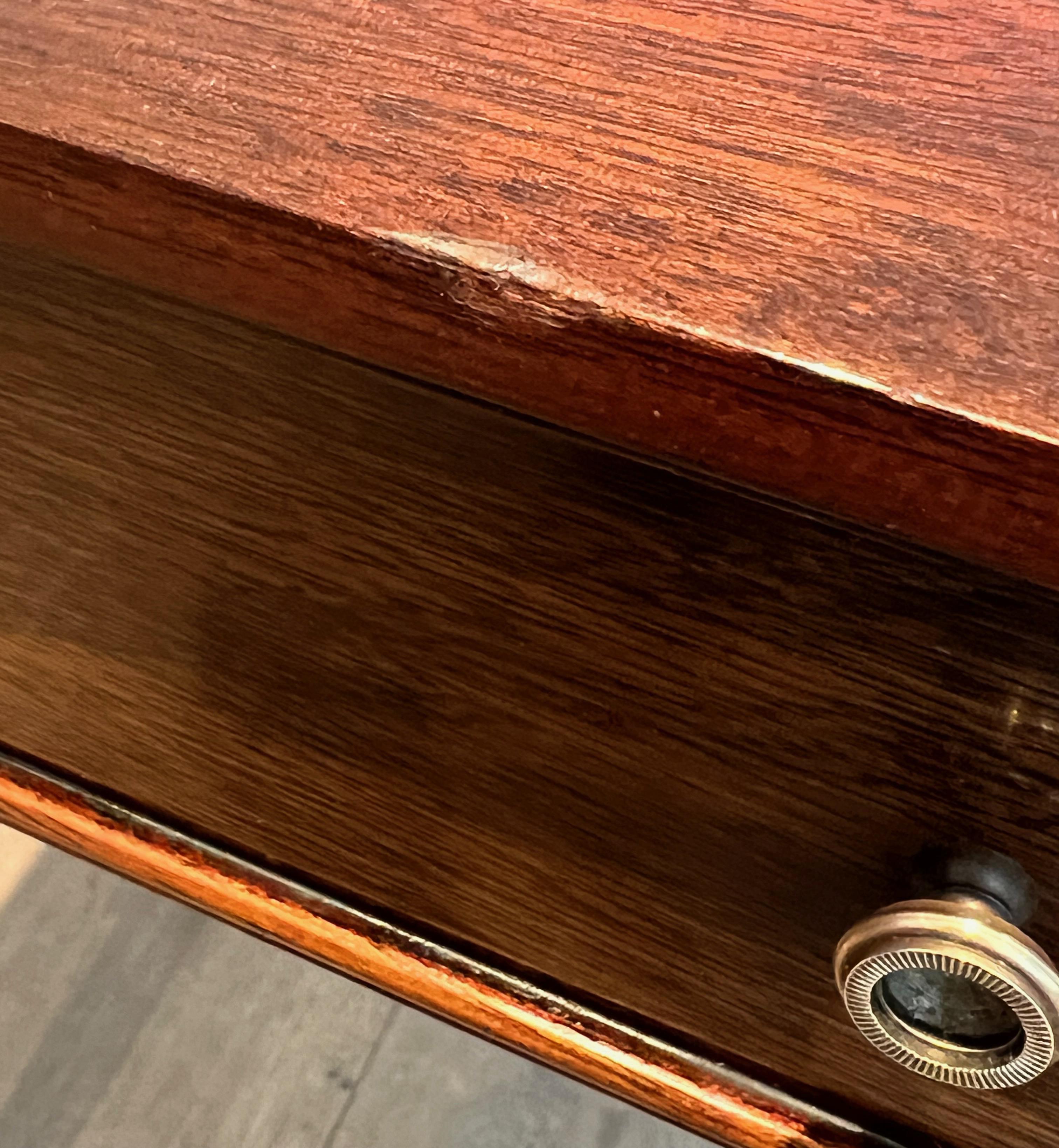 Tavolino o comodino in stile neoclassico in Wood e ottone di Maison Jansen in vendita 8