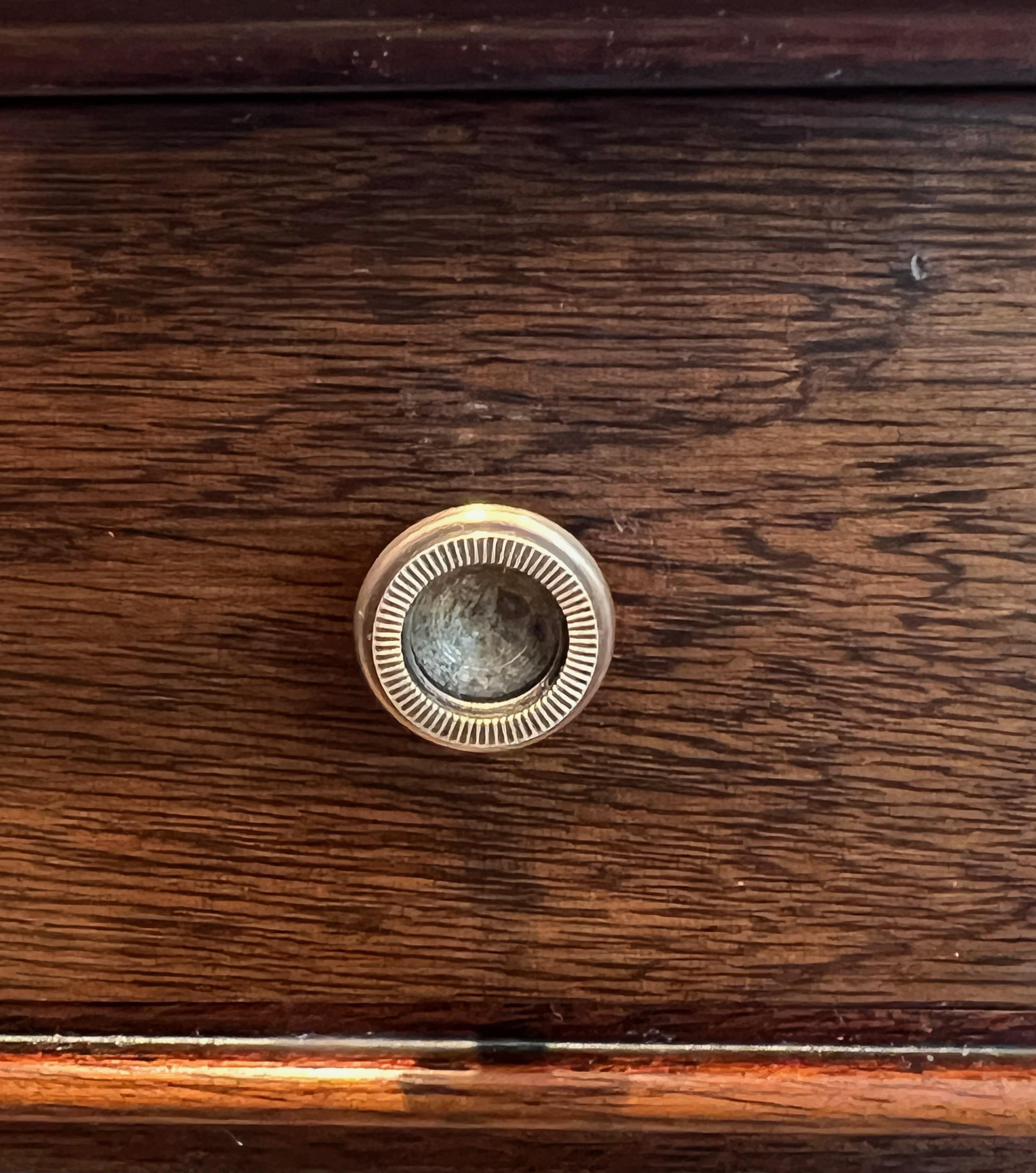 Tavolino o comodino in stile neoclassico in Wood e ottone di Maison Jansen in vendita 9