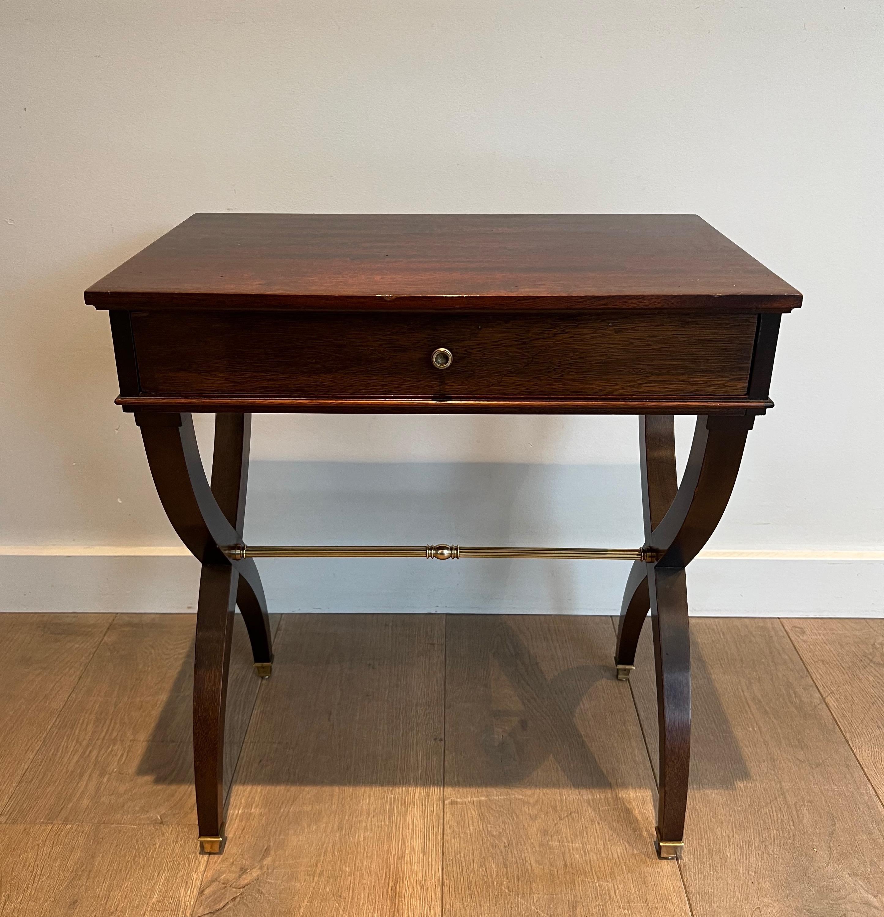 Questo elegante tavolino o comodino in stile neoclassico è realizzato in  legno e ottone. Si tratta di un'opera francese nello stile della Maison Jansen. Circa 1940.