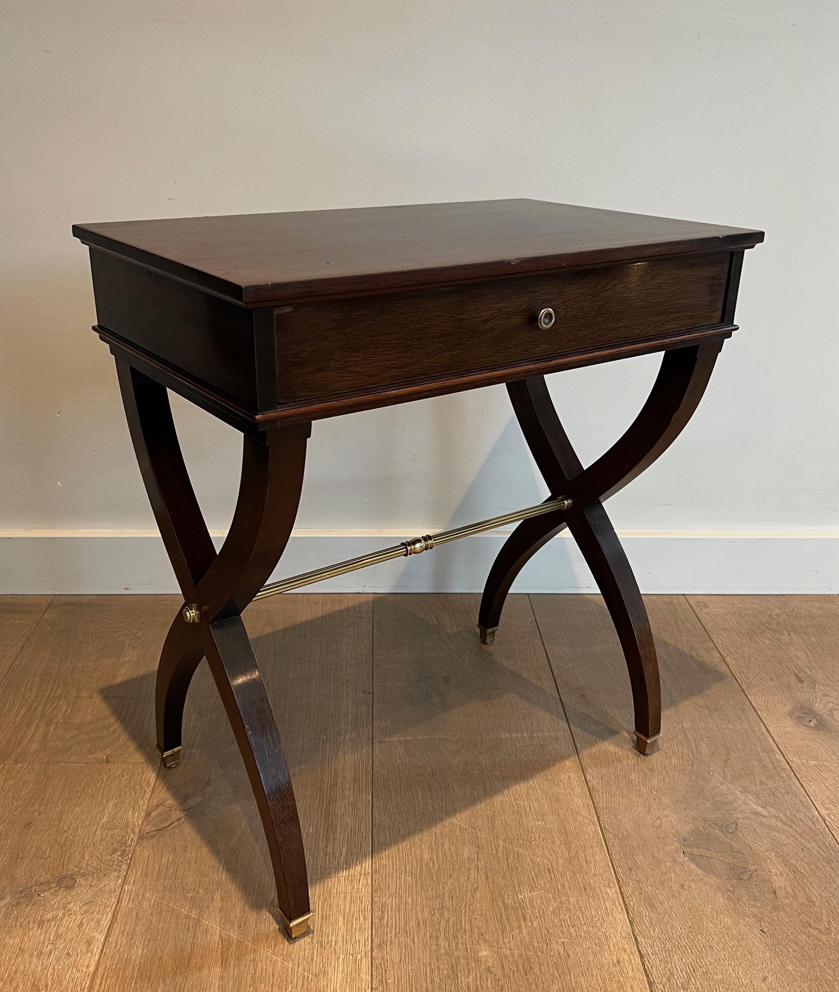 Neoclassico Tavolino o comodino in stile neoclassico in Wood e ottone di Maison Jansen in vendita