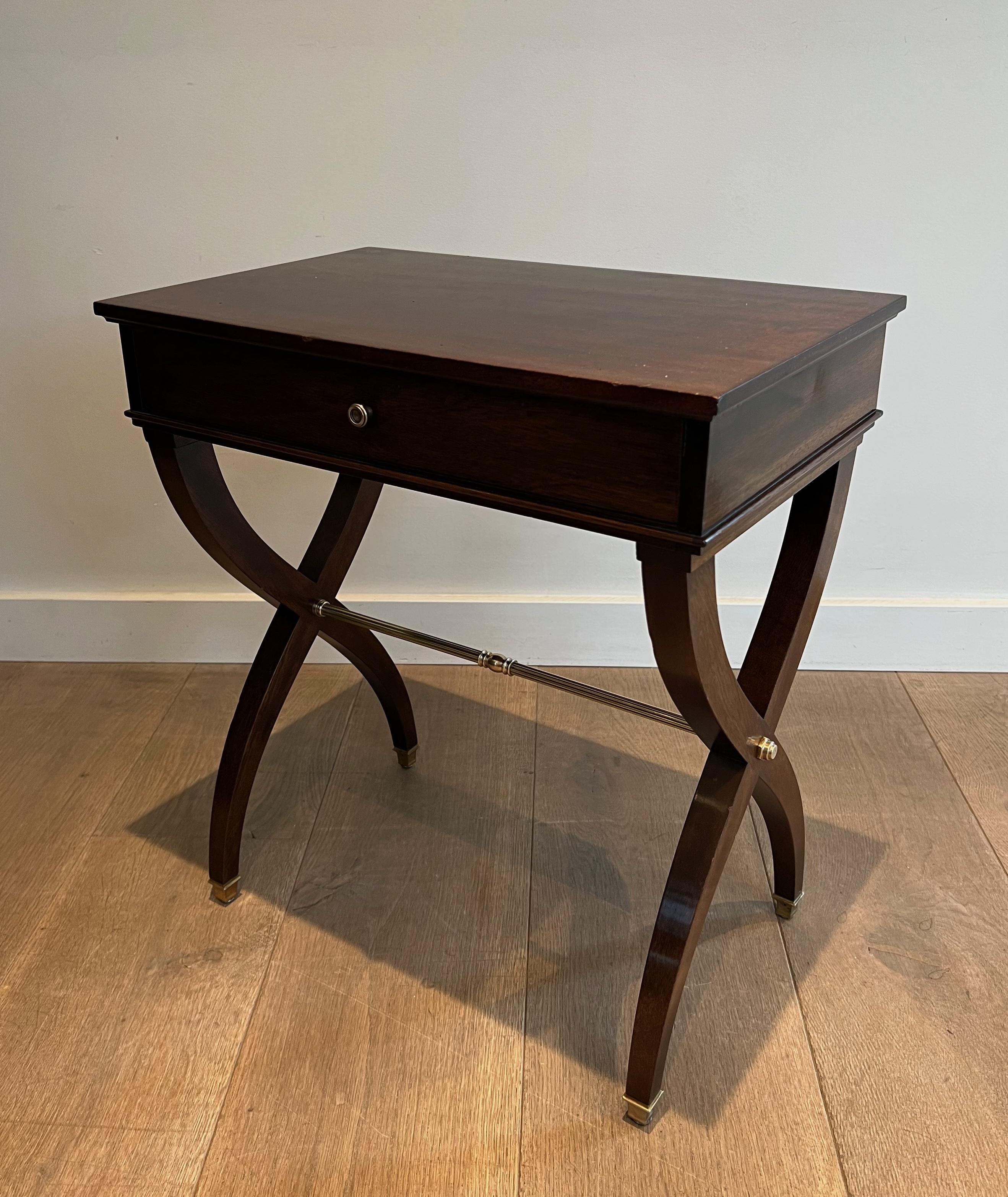 Francese Tavolino o comodino in stile neoclassico in Wood e ottone di Maison Jansen in vendita