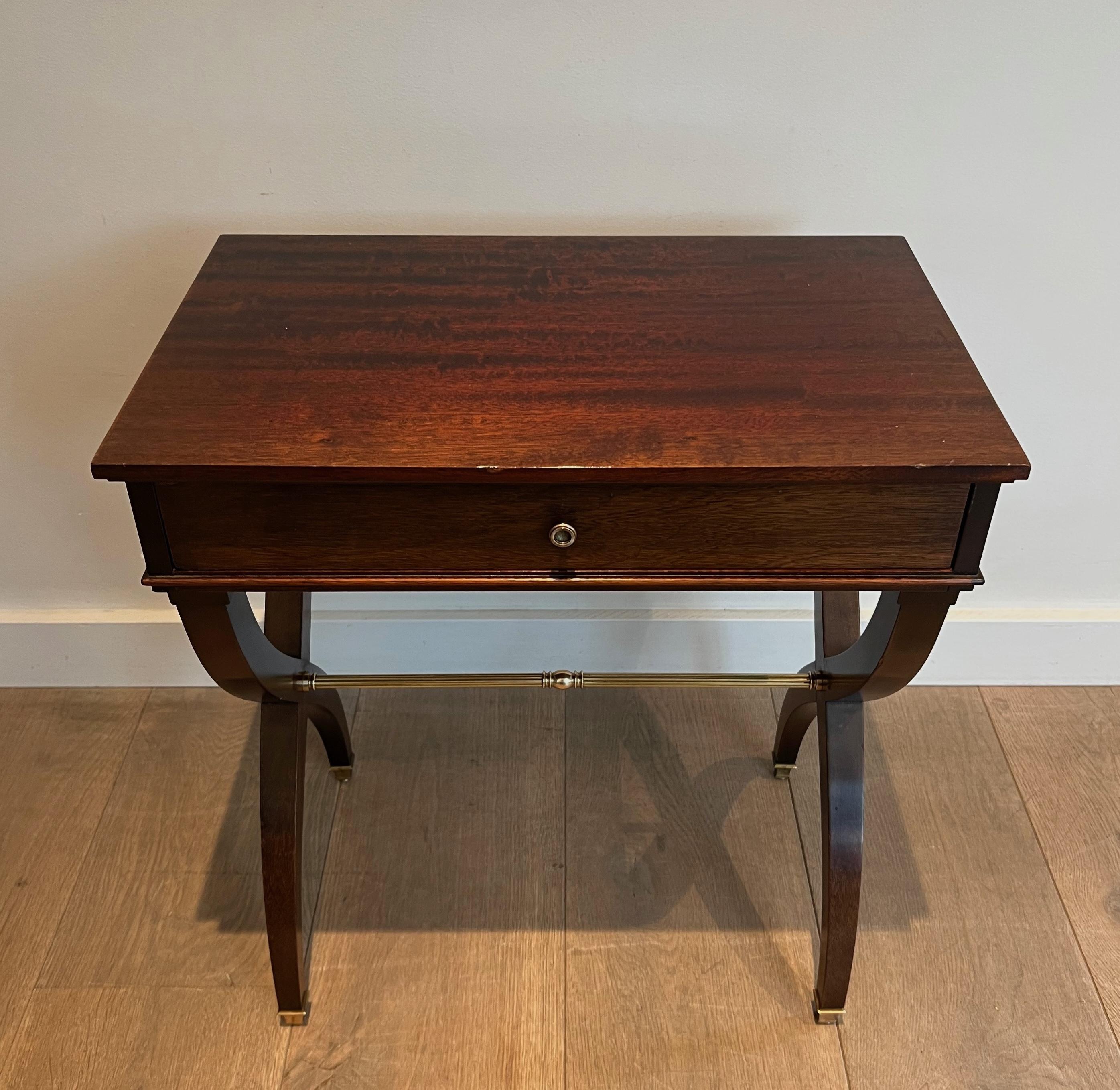 Metà XX secolo Tavolino o comodino in stile neoclassico in Wood e ottone di Maison Jansen in vendita