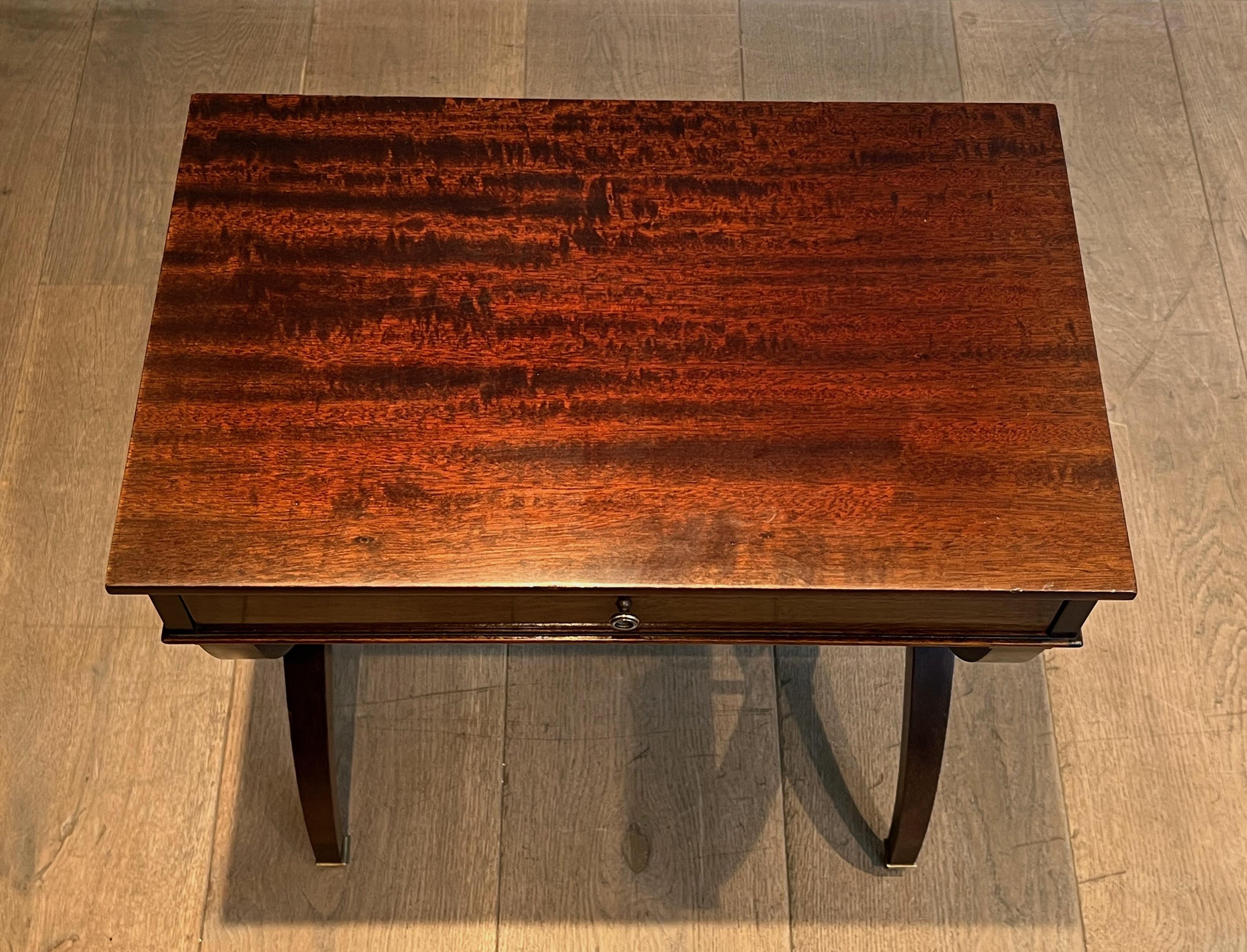 Ottone Tavolino o comodino in stile neoclassico in Wood e ottone di Maison Jansen in vendita
