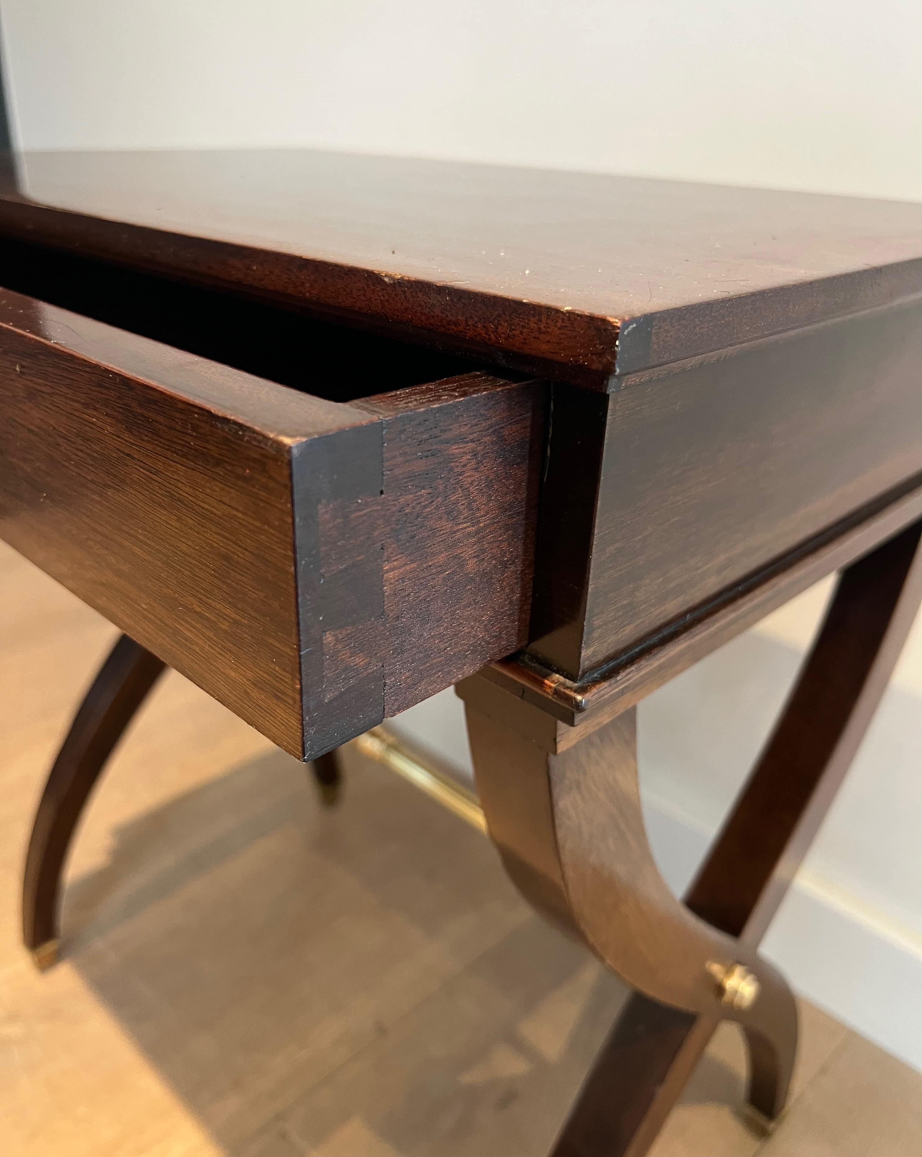 Tavolino o comodino in stile neoclassico in Wood e ottone di Maison Jansen in vendita 2